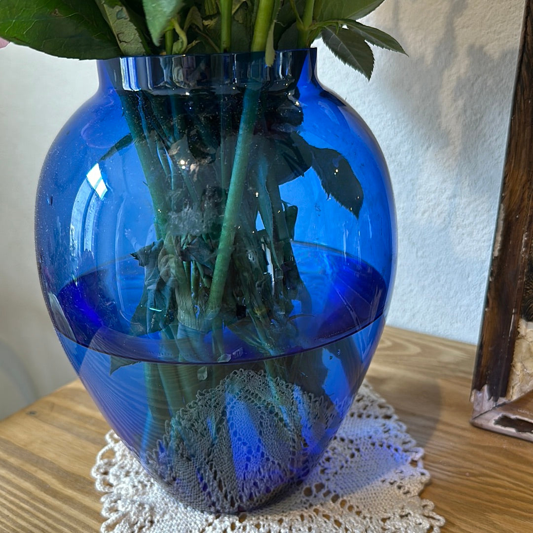 Vase en verre bleu transparent De Raymonde à Zoé