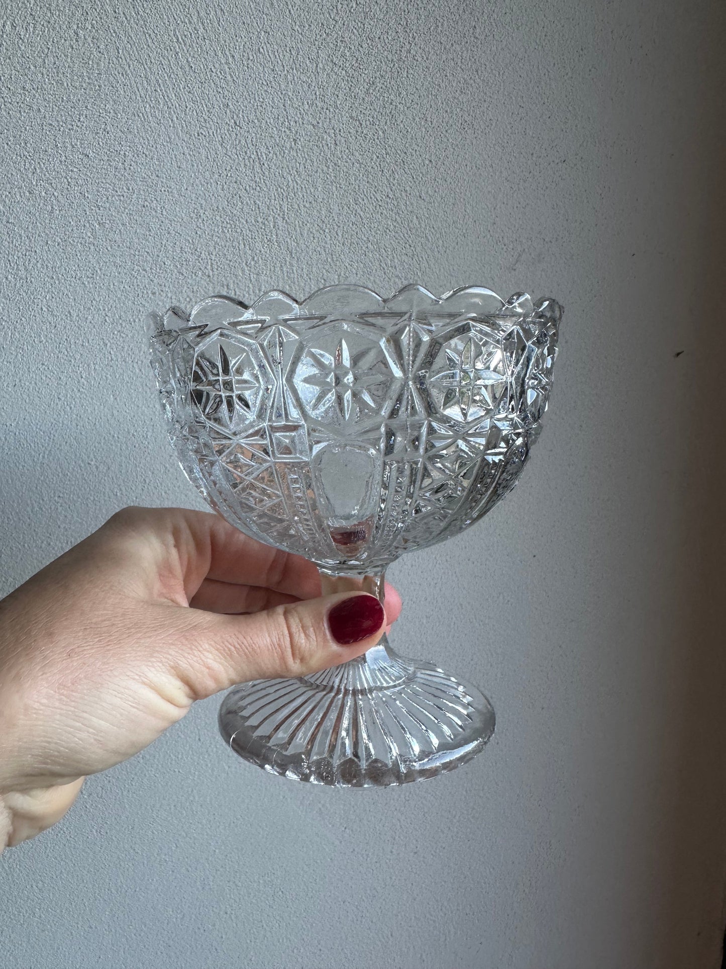 Petite coupe sur pied en verre moulé De Raymonde à Zoé