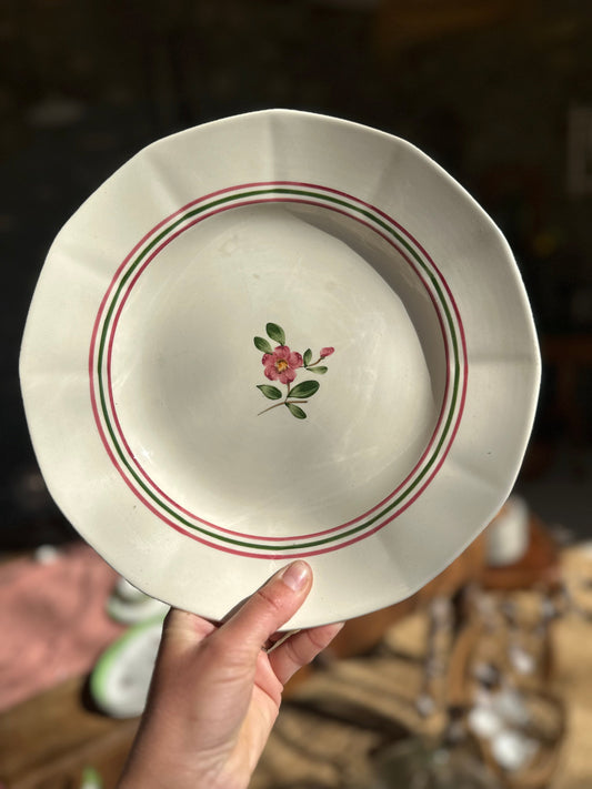 Plat rond plat en faience décor fleuri De Raymonde à Zoé