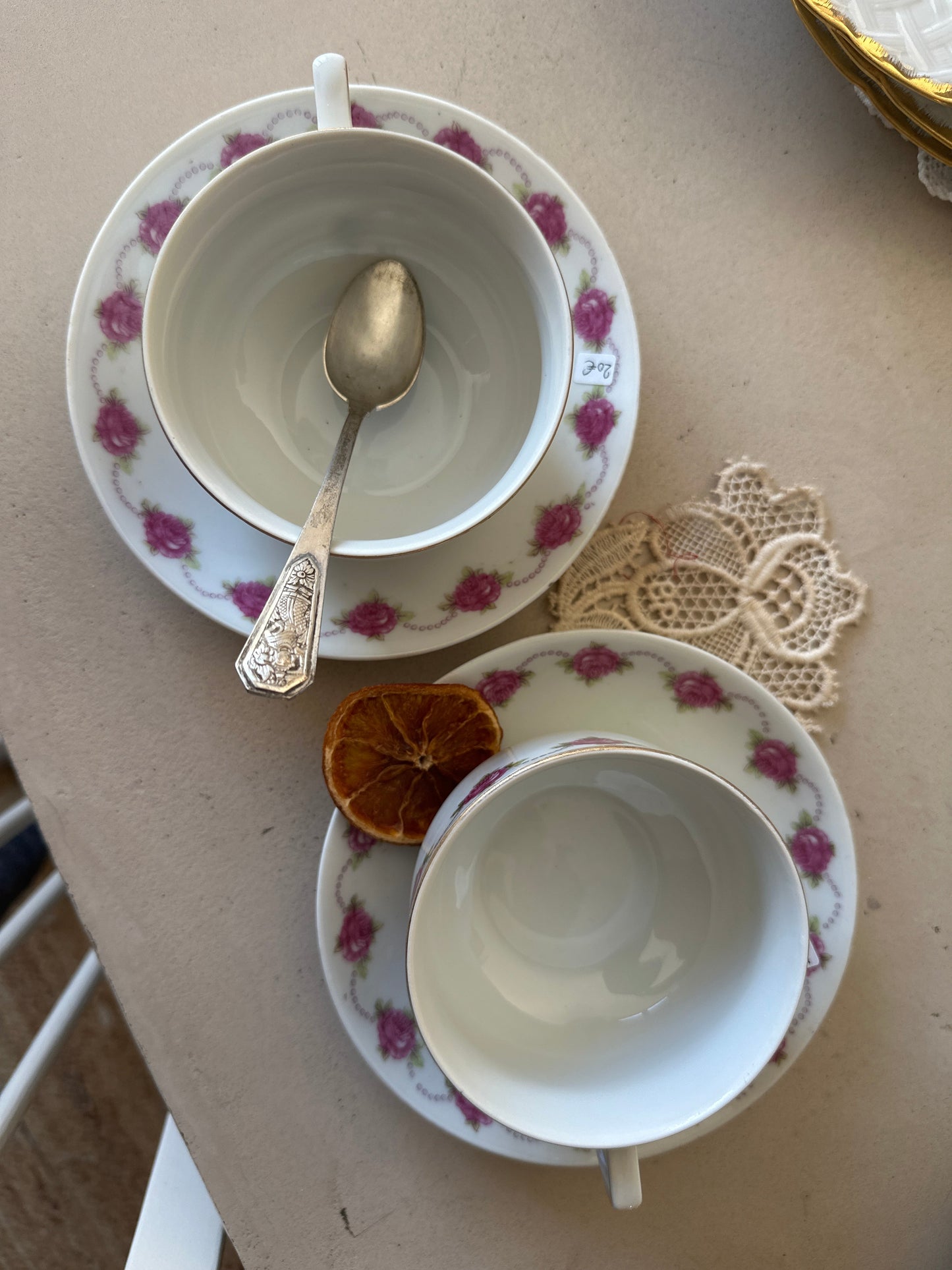 Ensemble de 2 tasses et 2 soucoupes assorties en porcelaine De Raymonde à Zoé