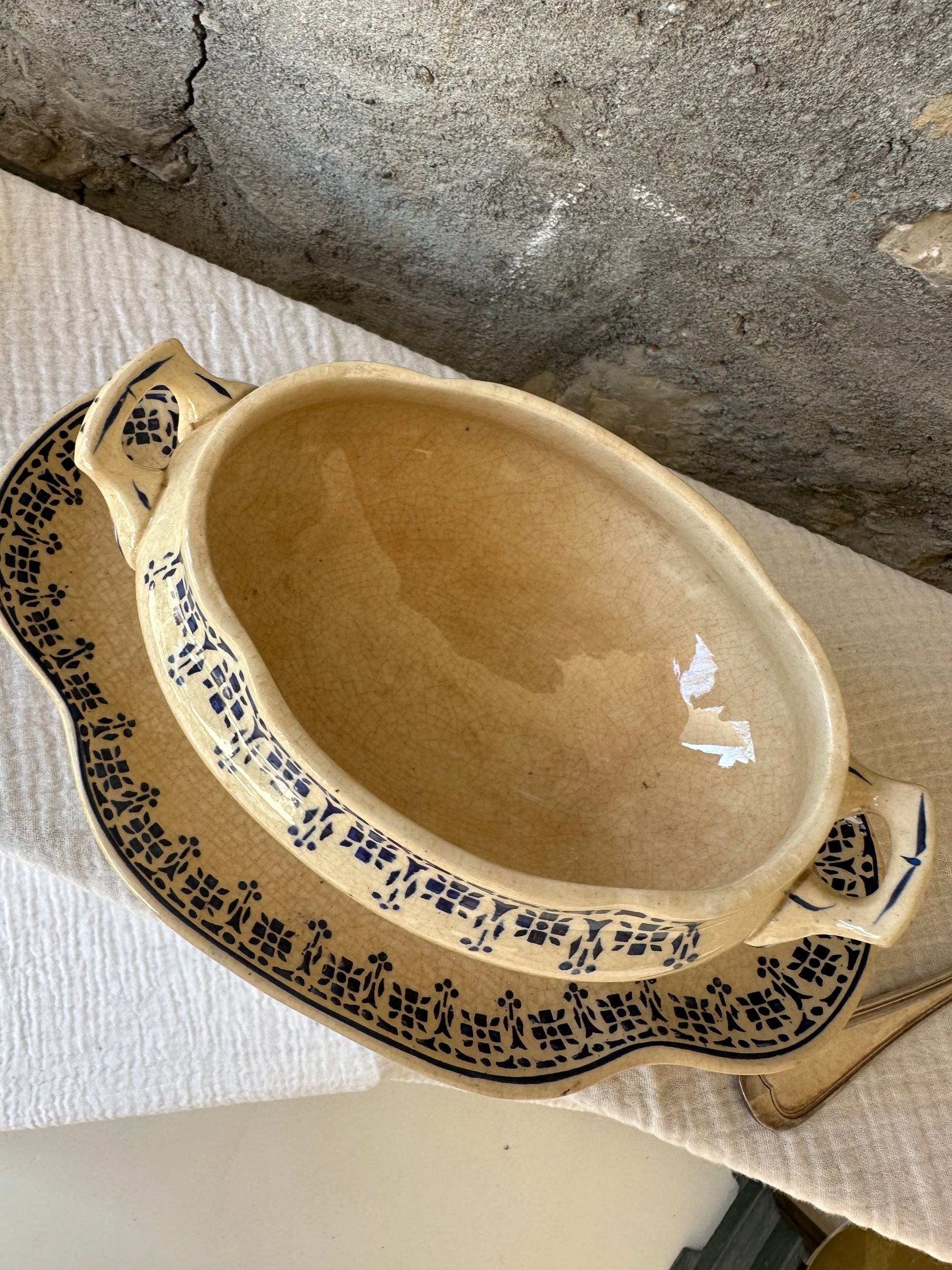 Saucière ancienne sur dormant en terre de fer De Raymonde à Zoé