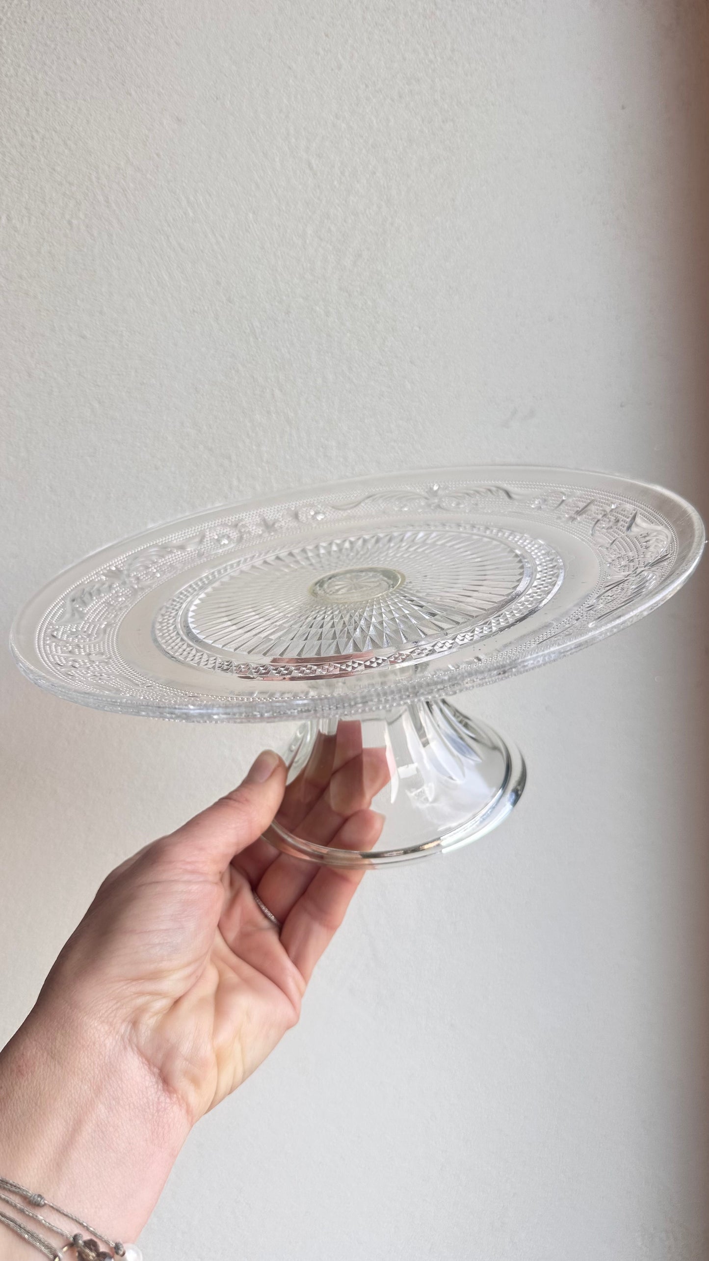 Plat sur pied en verre moulé