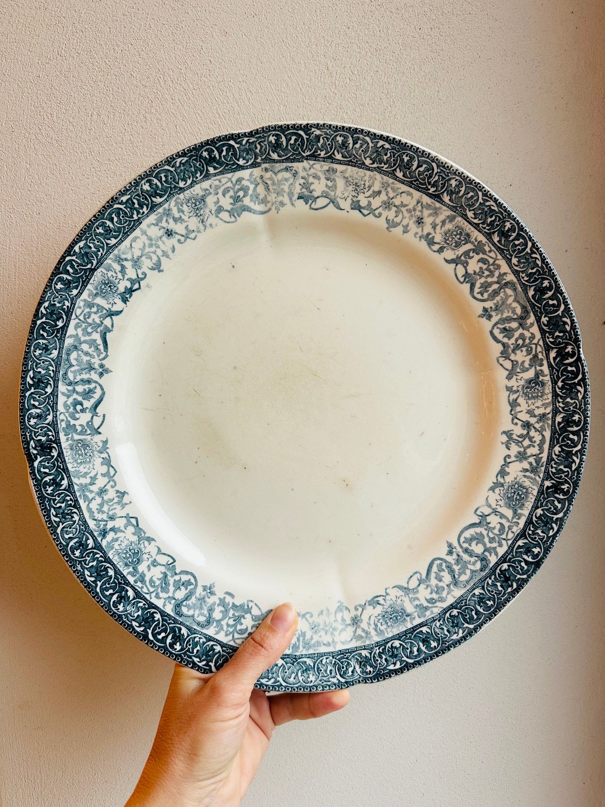 Très grand plat rond de service en terre de fer Luneville De Raymonde à Zoé