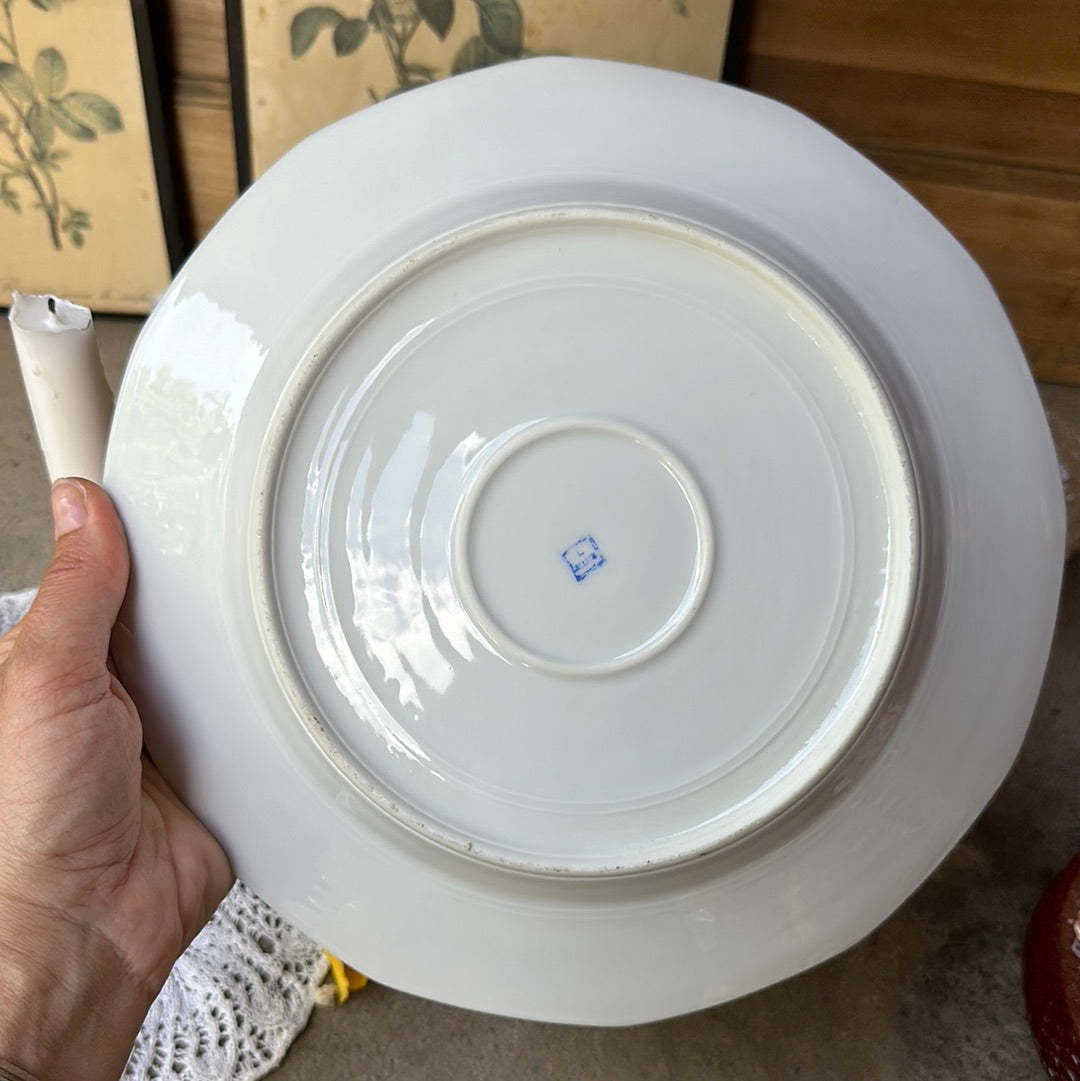 Plat rond en porcelaine et dorures De Raymonde à Zoé