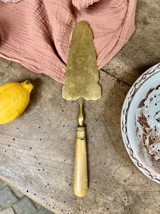 Pelle à tarte en métal doré De Raymonde à Zoé