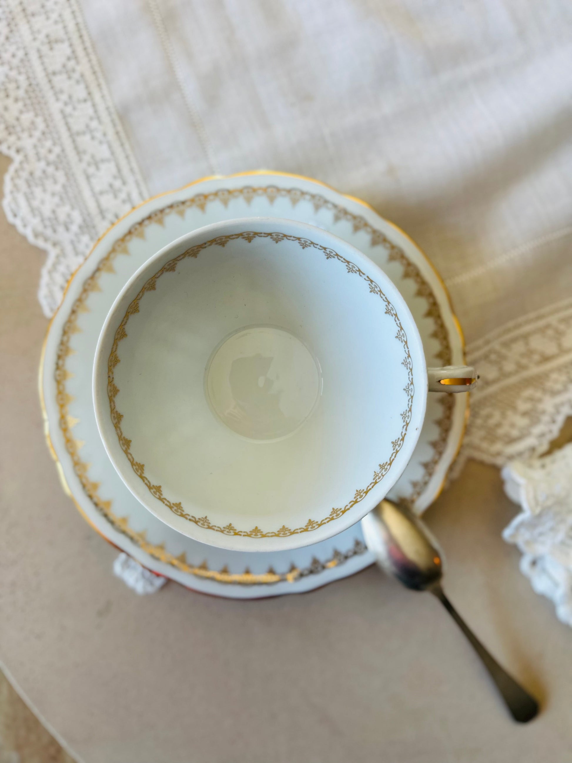 Ensemble tasse et soucoupe assortie en porcelaine De Raymonde à Zoé