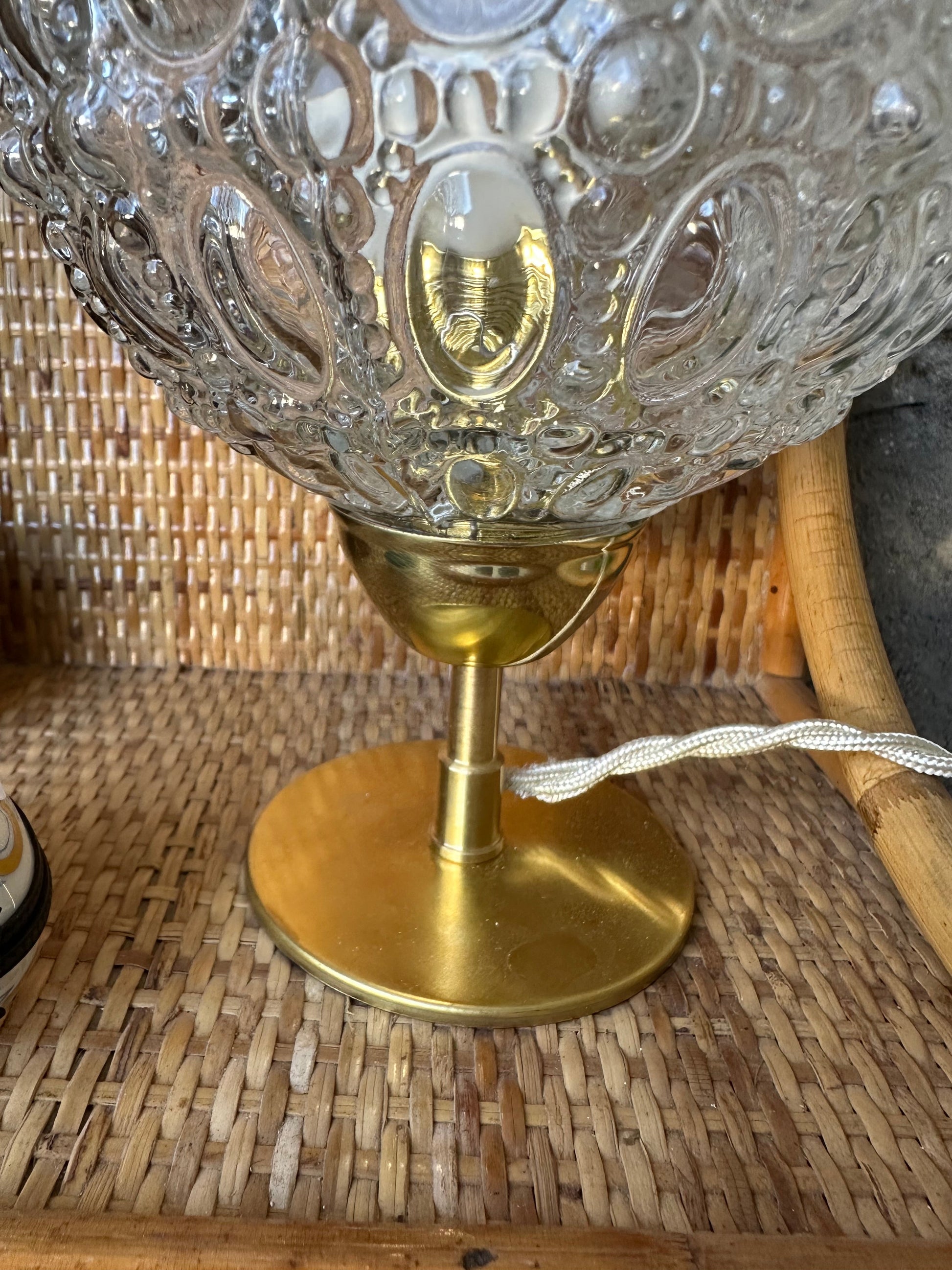 Lampe sur pied, globe chiné et cordon torsadé ivoire en tissu De Raymonde à Zoé