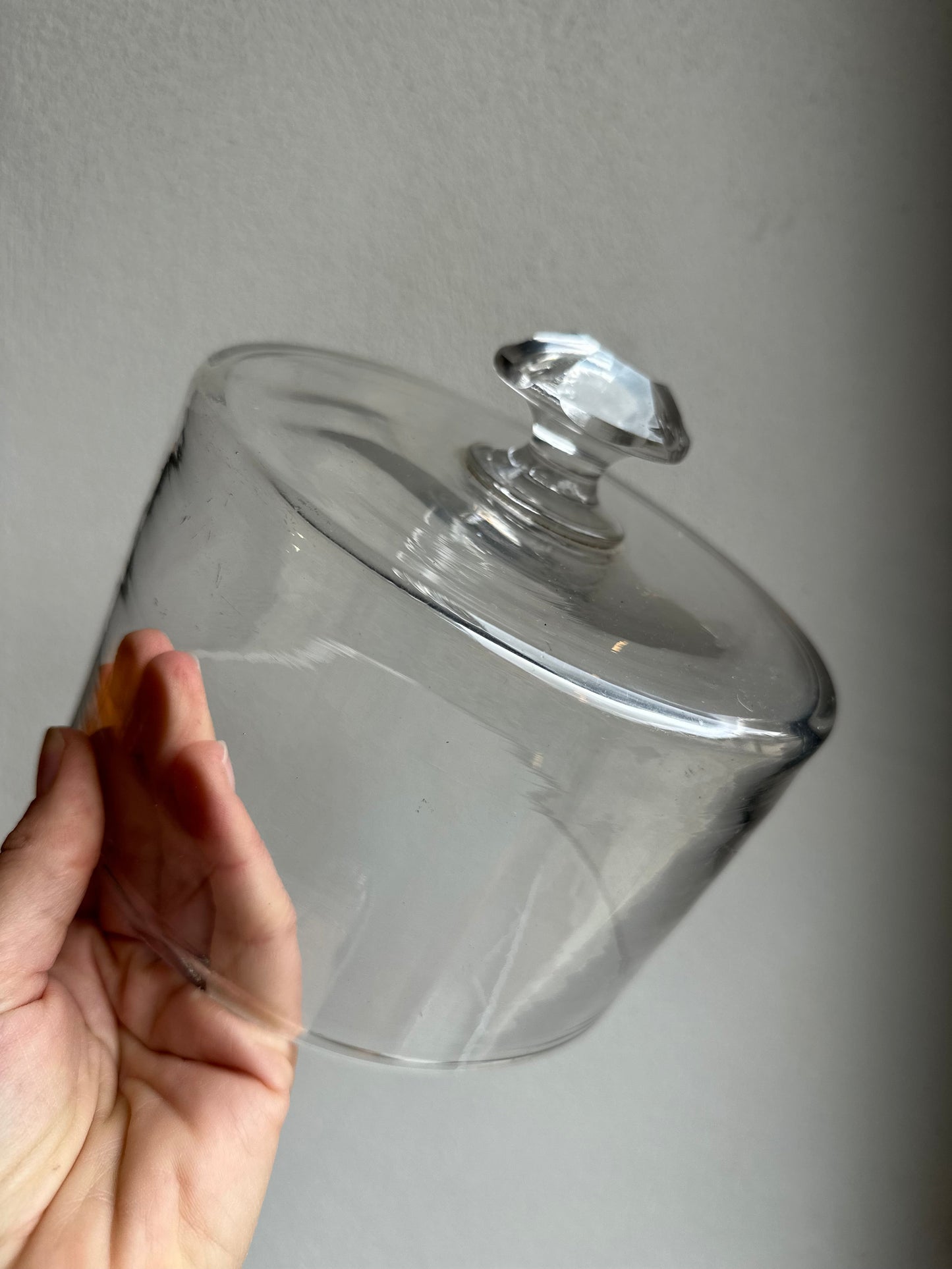 Cloche à fromages ou gâteaux en cristal De Raymonde à Zoé