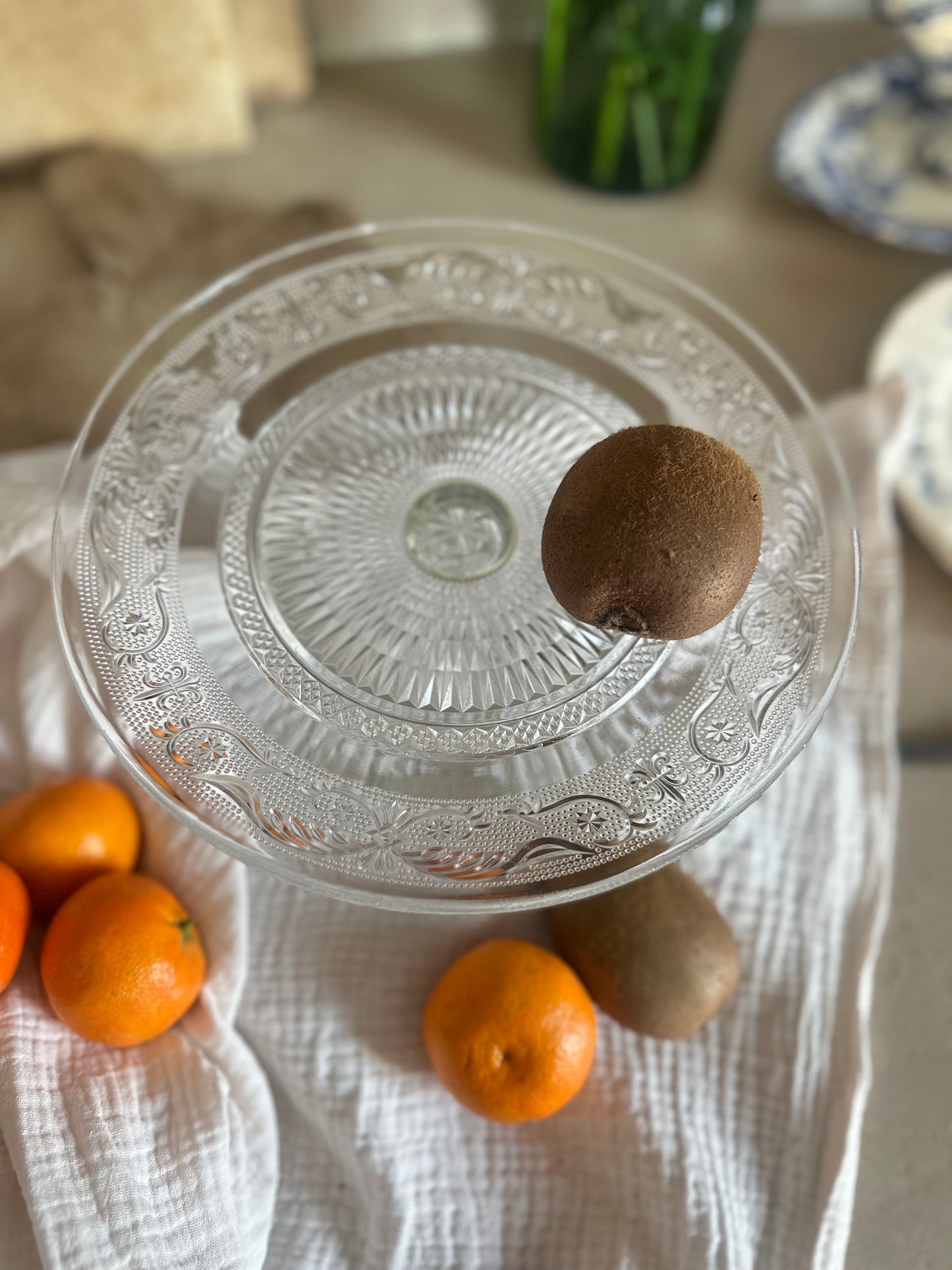 Plat sur pied en verre moulé