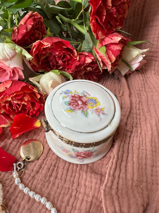 Boite à bijoux en porcelaine fleurie petit modèle De Raymonde à Zoé