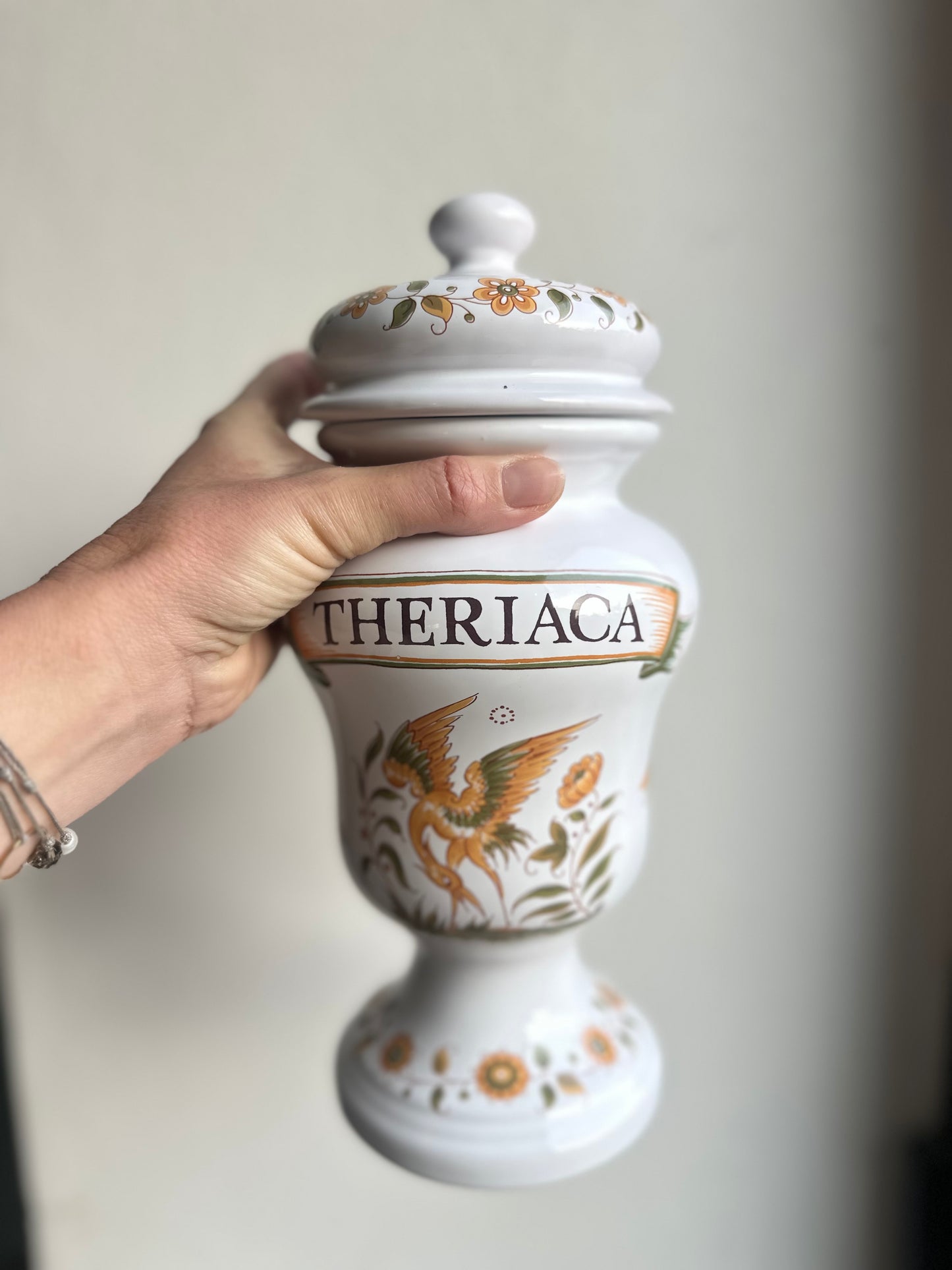 Pot à pharmacie « Theriaca »  en faïence de Moustiers