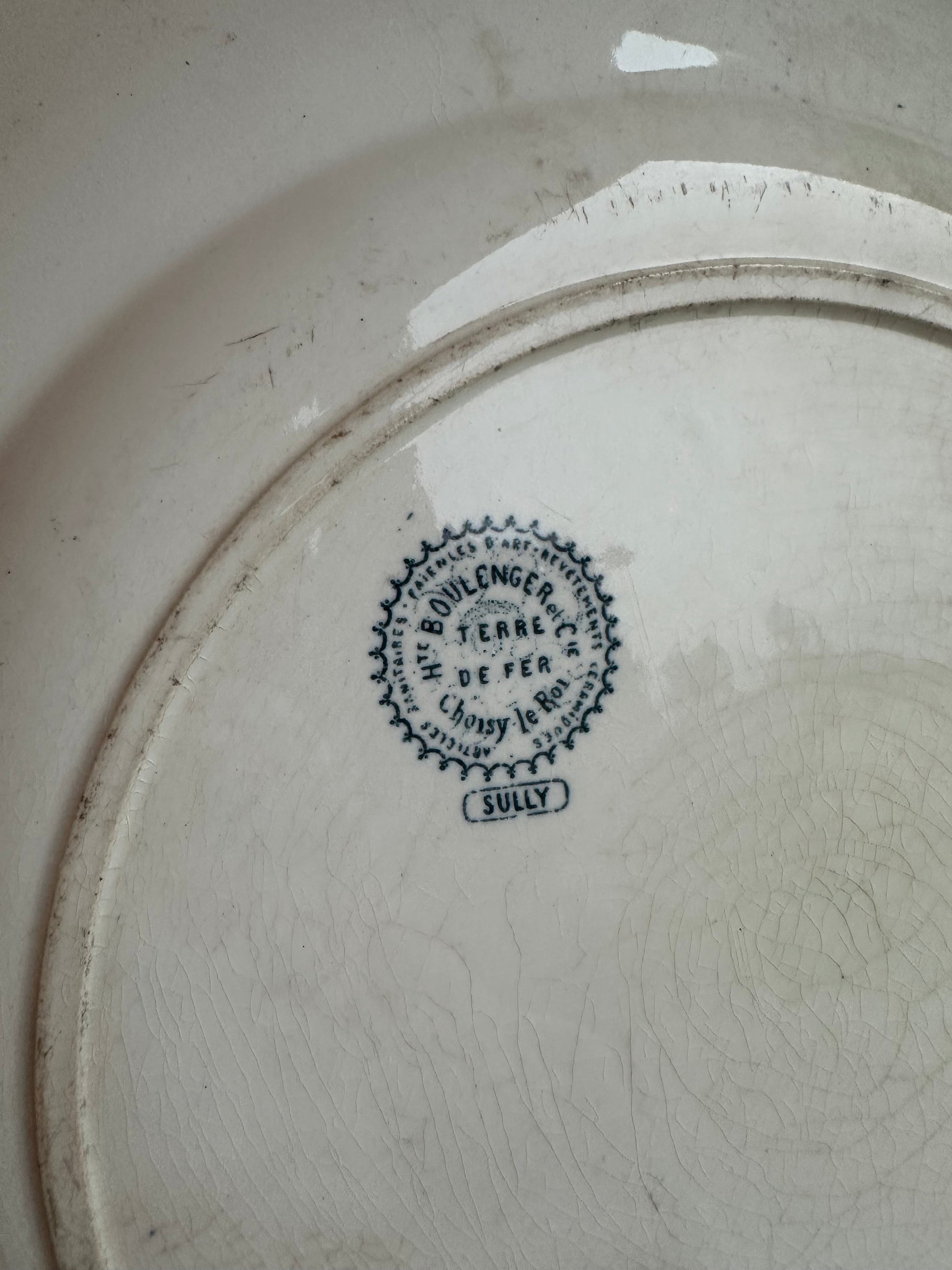 Très grand plat rond de service en terre de fer Luneville De Raymonde à Zoé