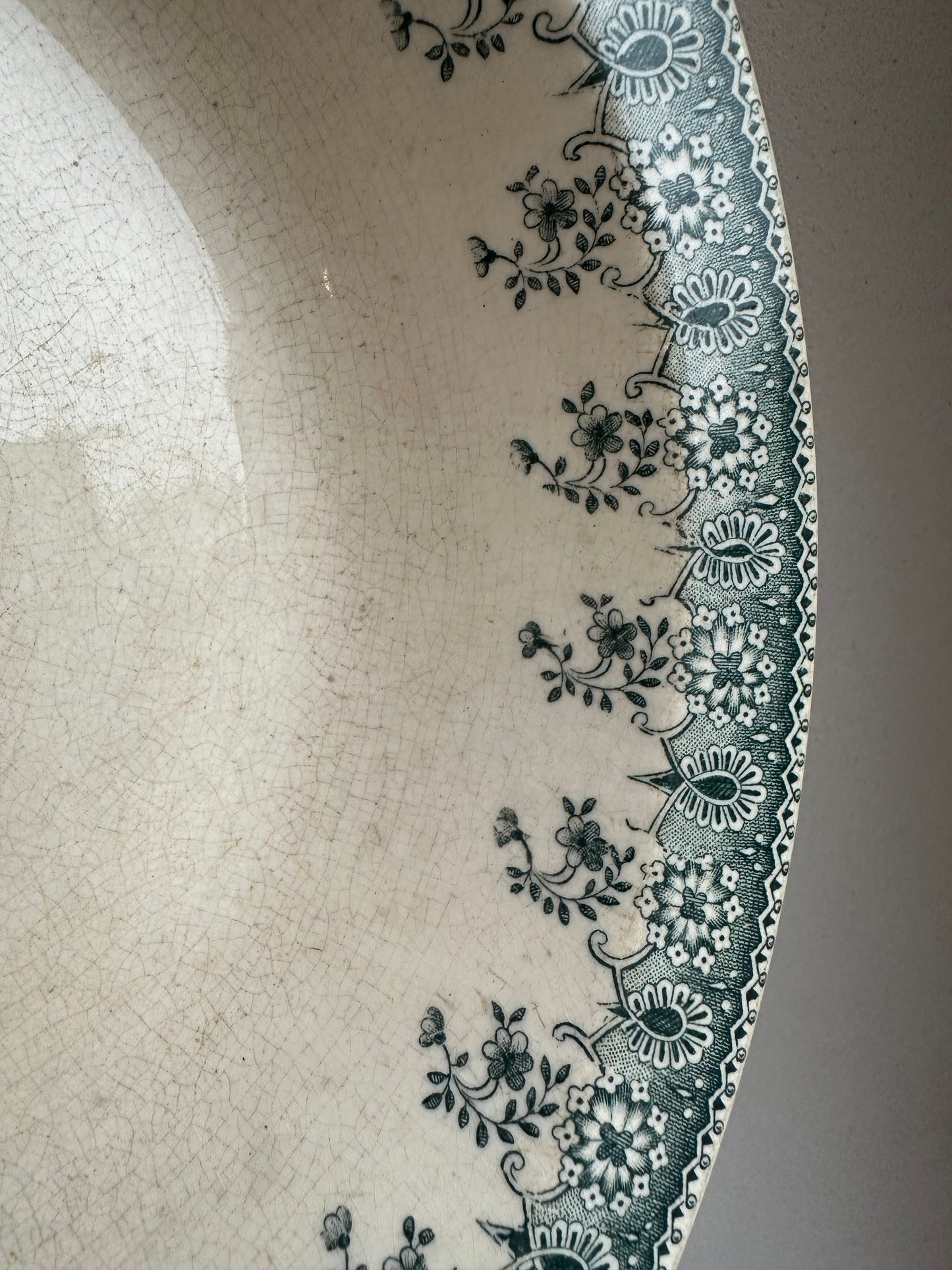 Grand plat rond et creux de service en terre de fer Luneville De Raymonde à Zoé