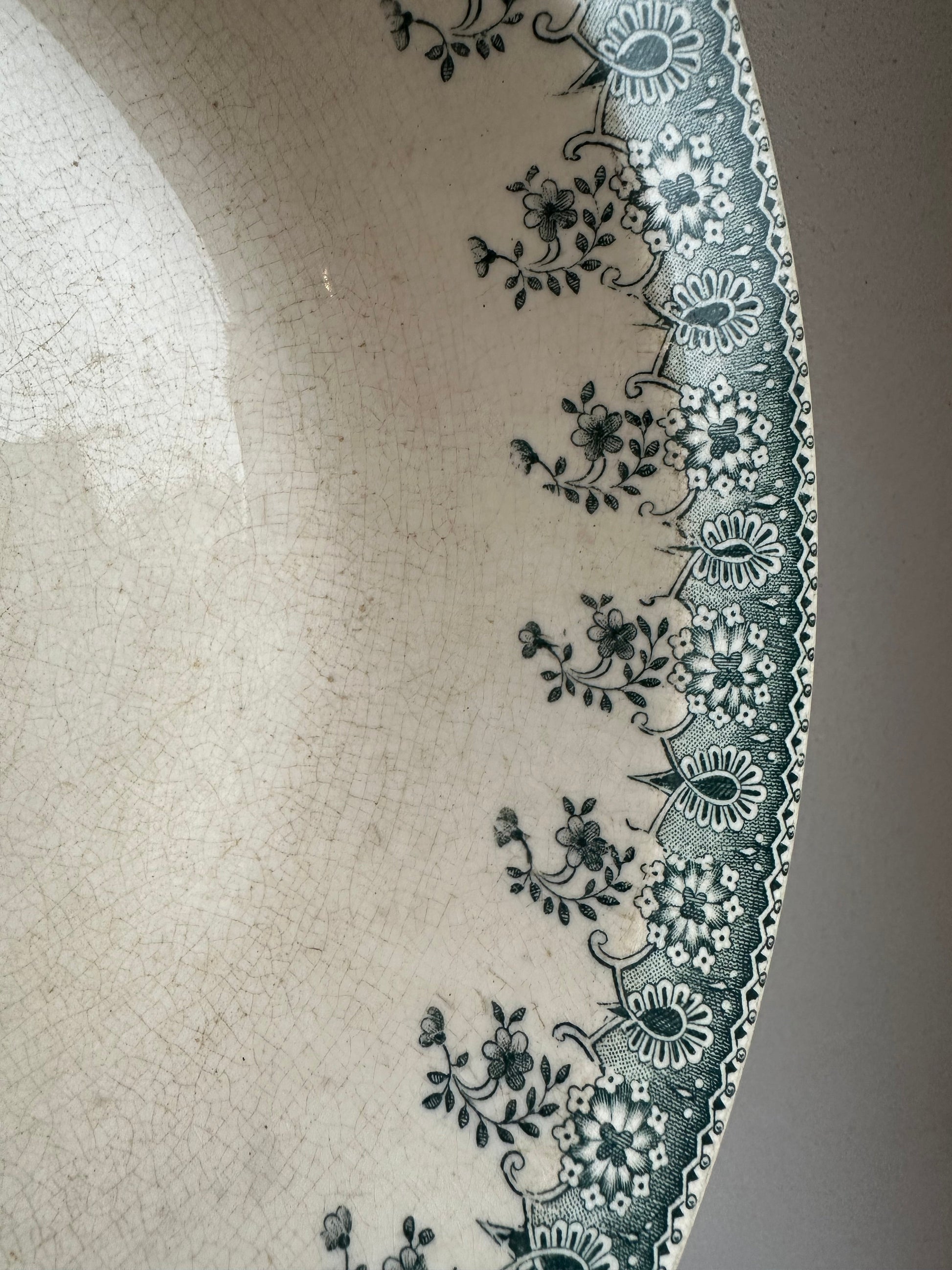 Grand plat rond et creux de service en terre de fer Luneville De Raymonde à Zoé