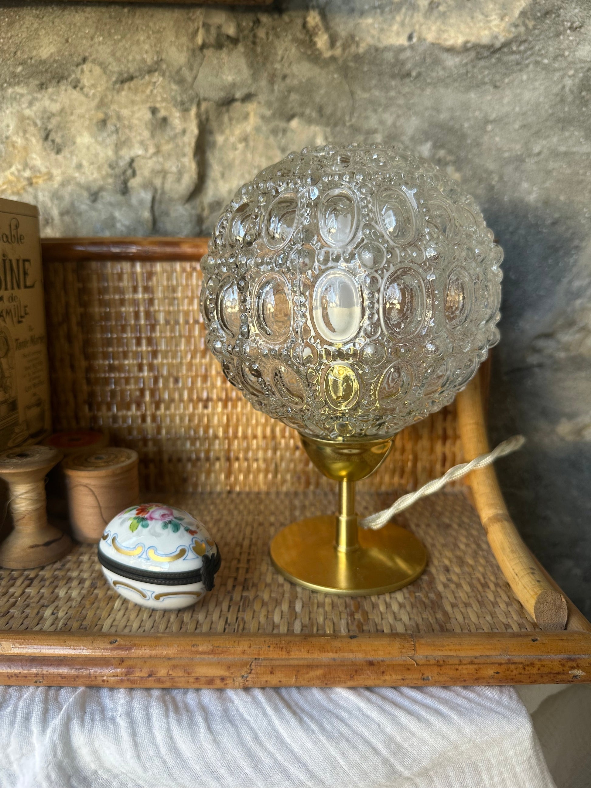 Lampe sur pied, globe chiné et cordon torsadé ivoire en tissu De Raymonde à Zoé
