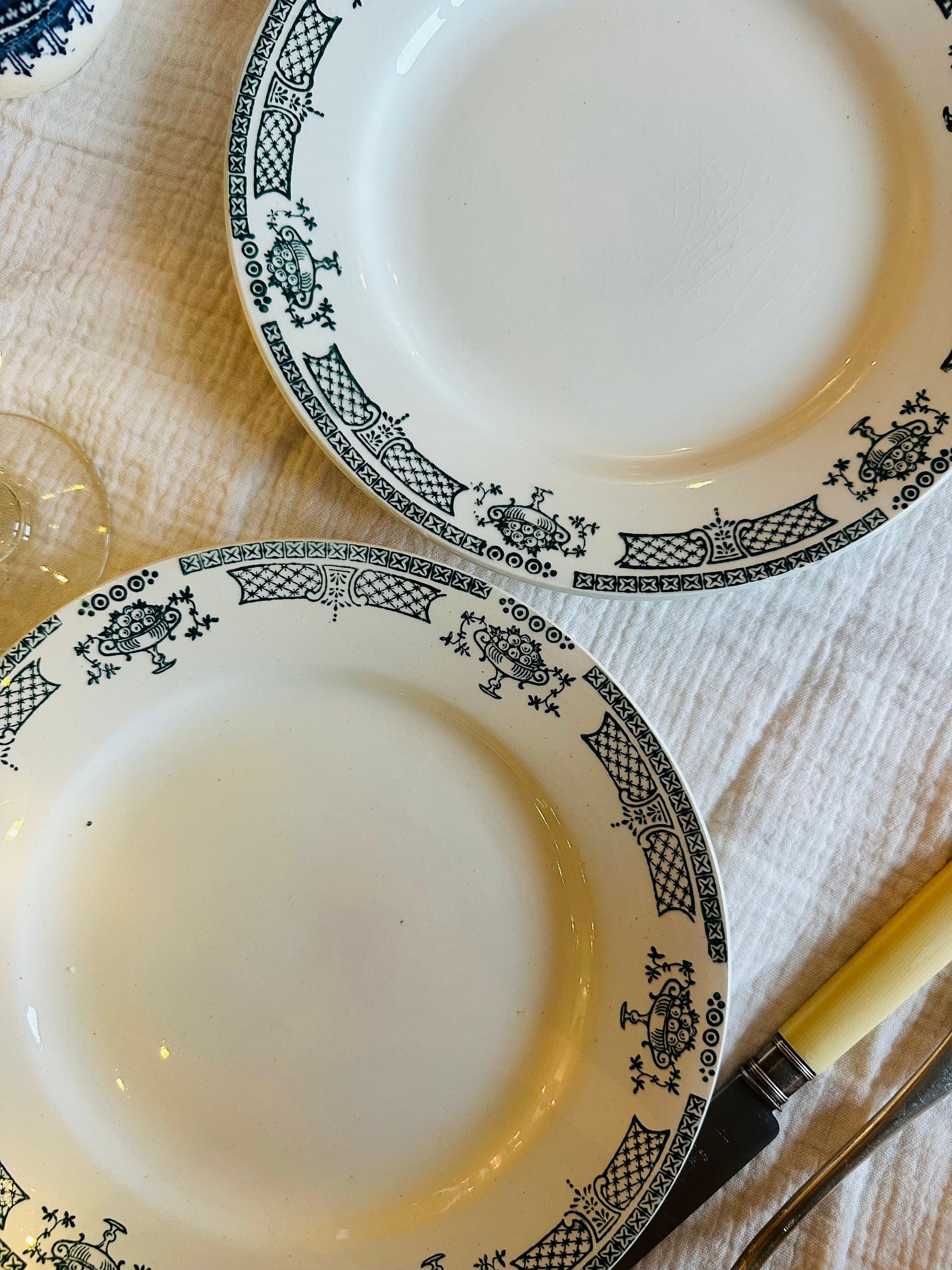 Assiette plate terre de fer De Raymonde à Zoé