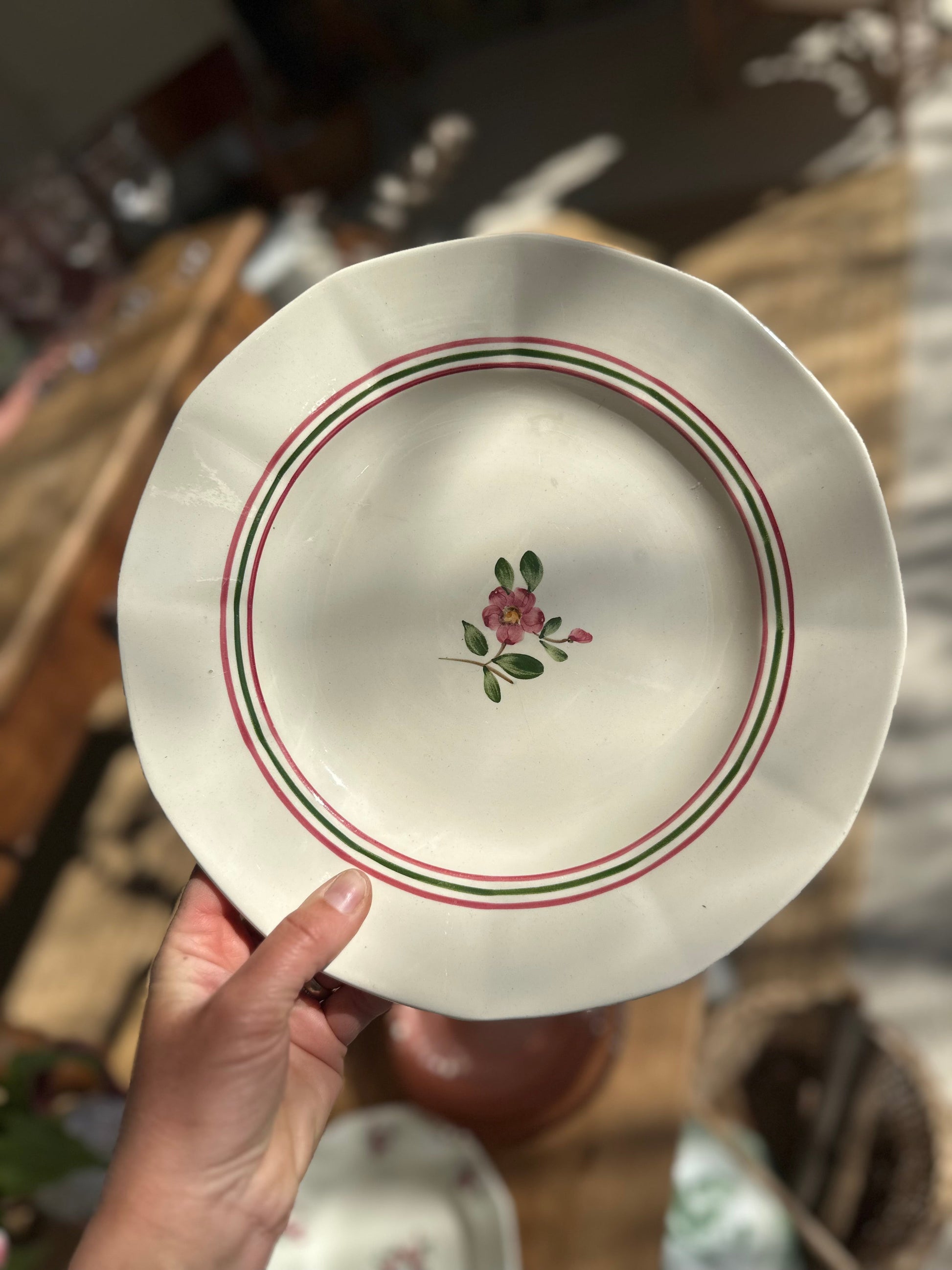 Plat rond plat en faience décor fleuri De Raymonde à Zoé