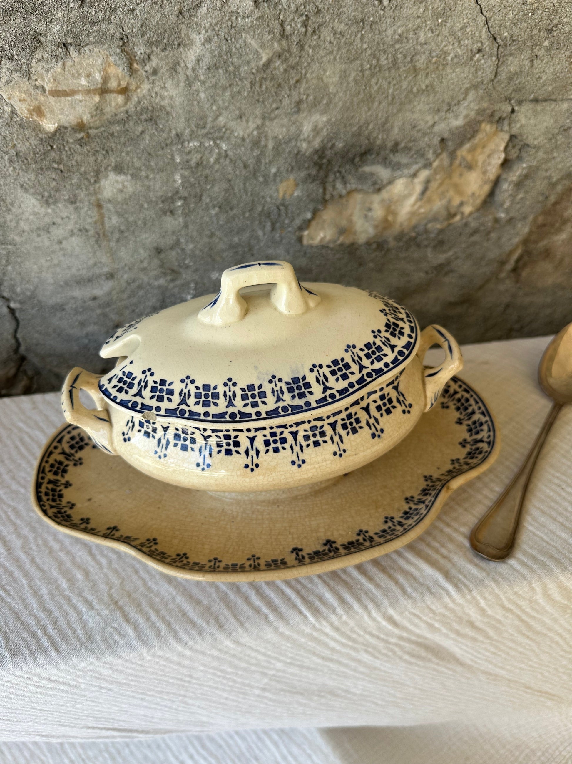 Saucière ancienne sur dormant en terre de fer De Raymonde à Zoé