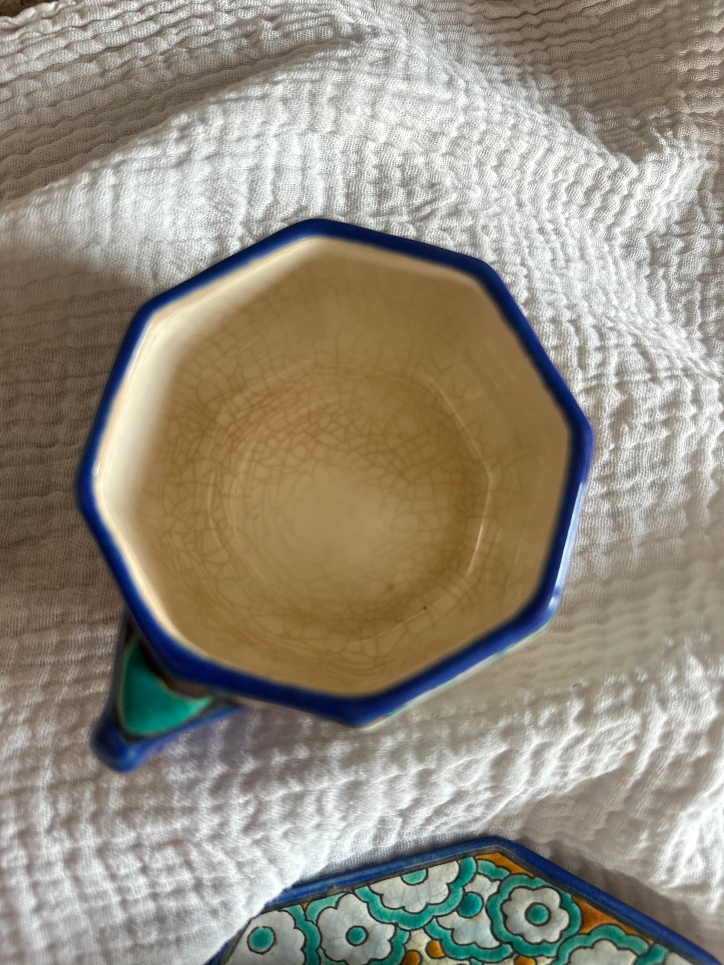 Ensemble rare de 2 tasses et 1 soucoupe assorties en faïence Longwy