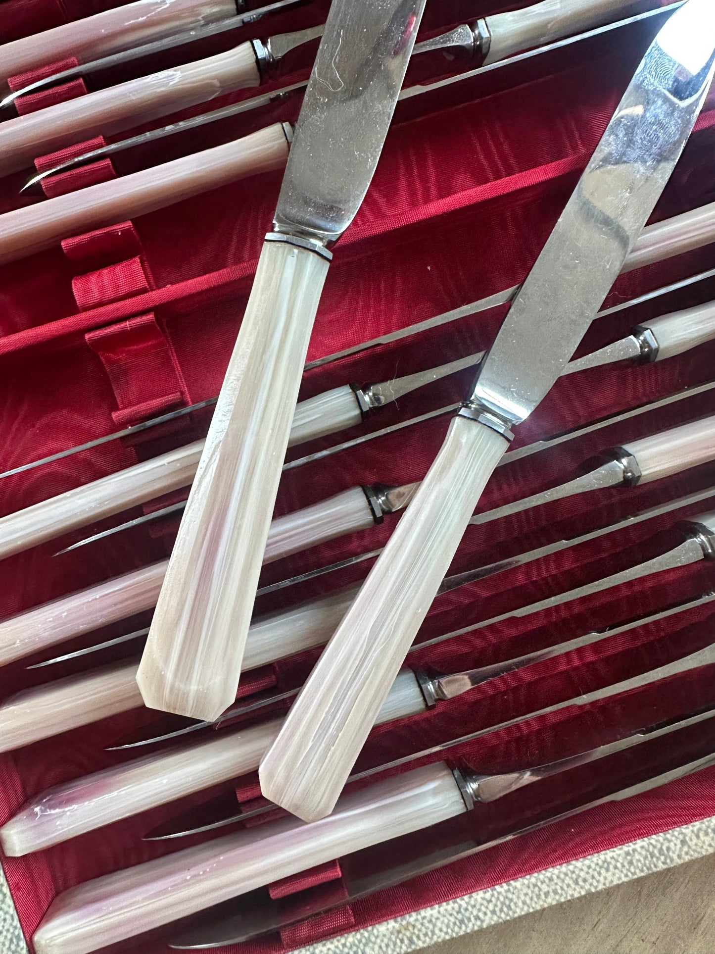 Ensemble de 24 couteaux vintage dans leur étui De Raymonde à Zoé