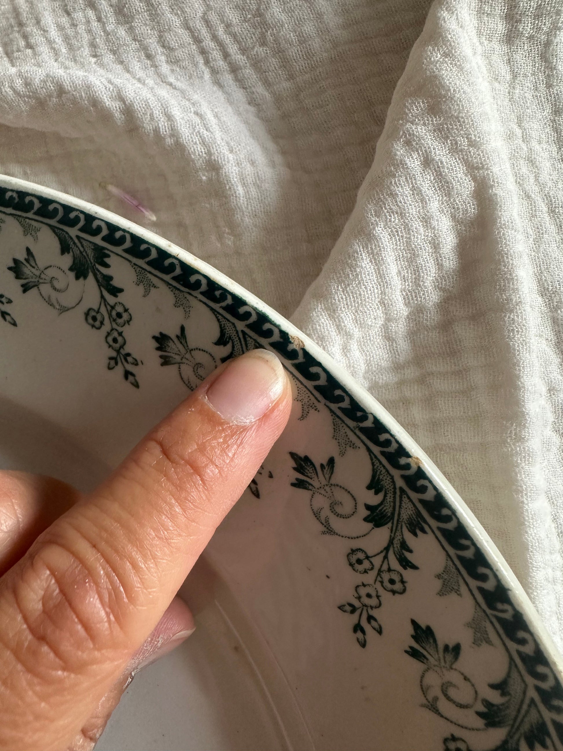 Très grand plat rond de service en terre de fer De Raymonde à Zoé