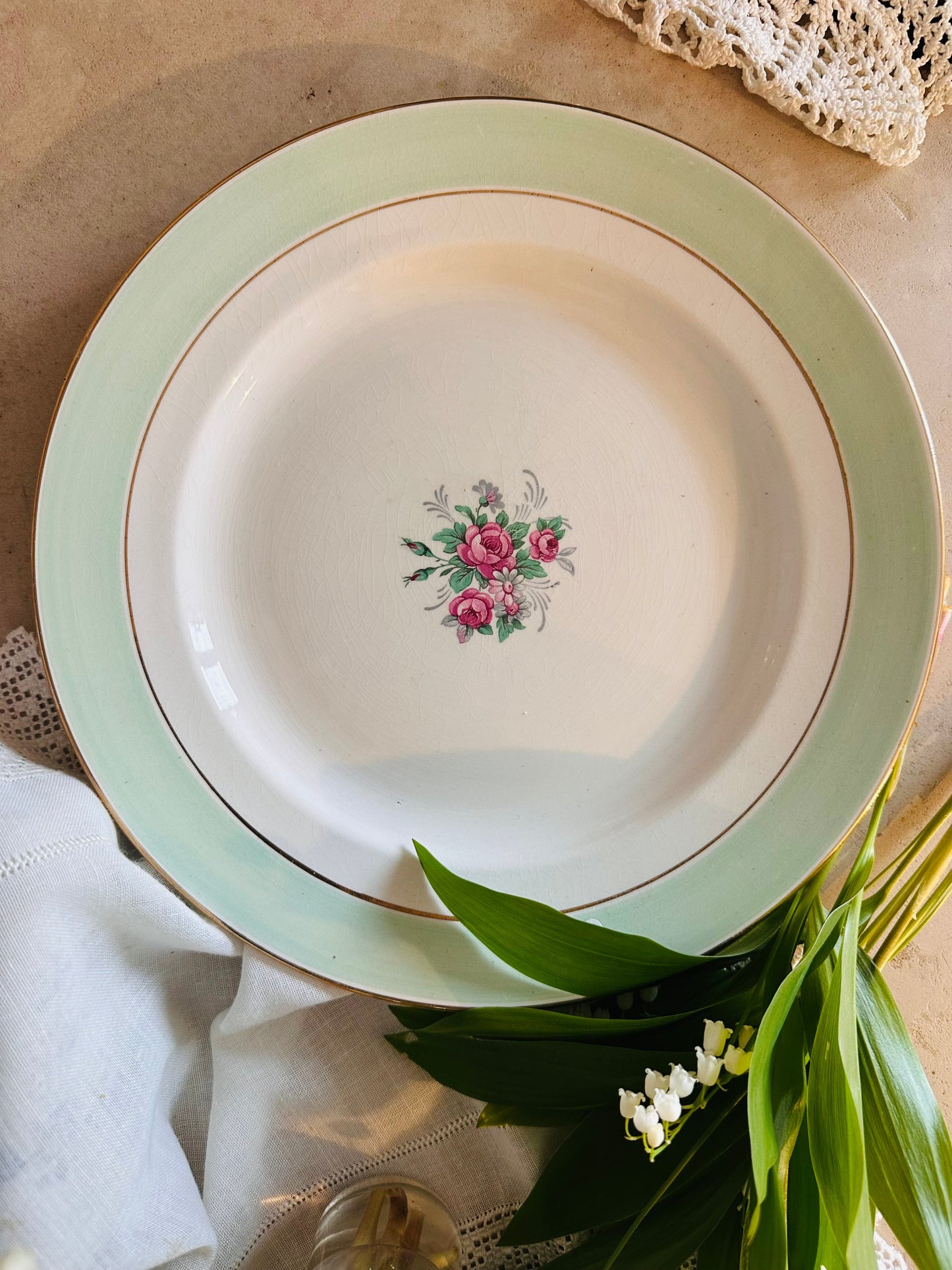 1 grande assiette de présentation en faïence De Raymonde à Zoé