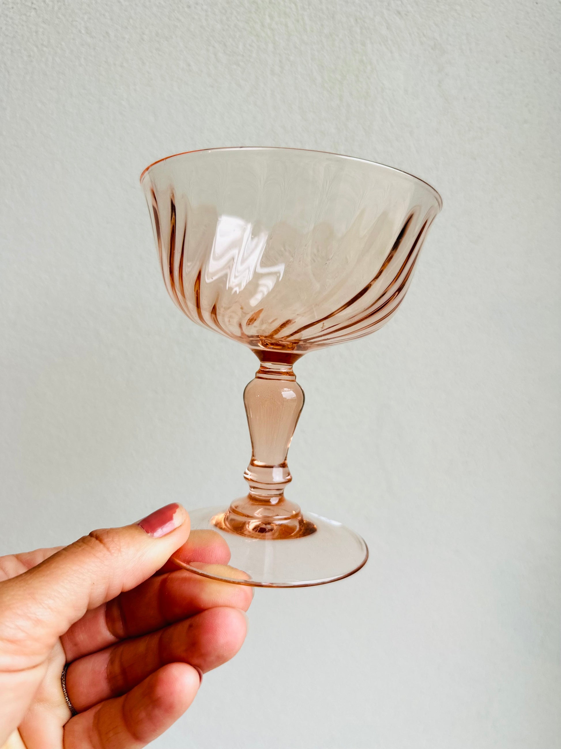 3 coupes à champagne en verre rosé De Raymonde à Zoé