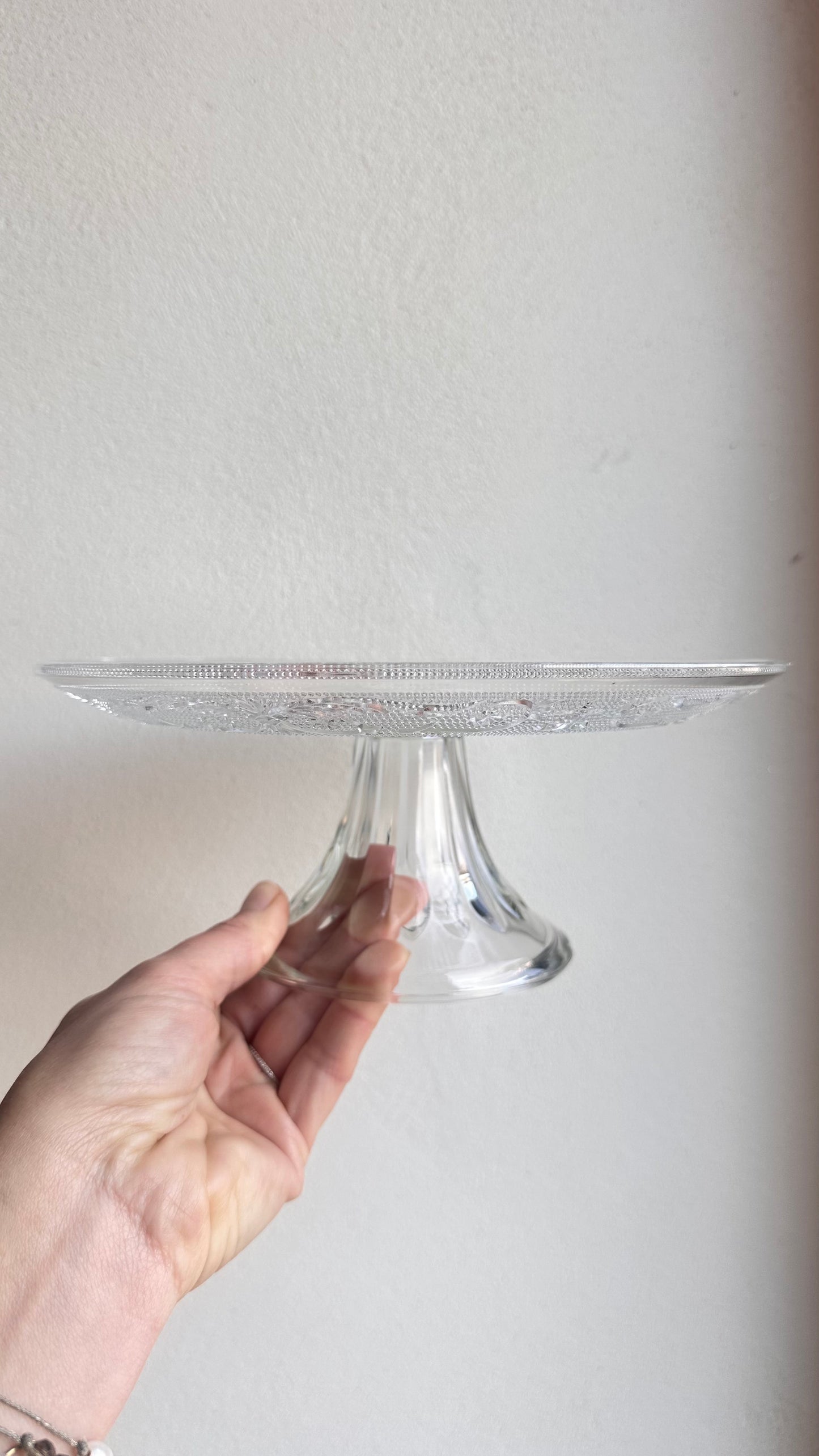 Plat sur pied en verre moulé
