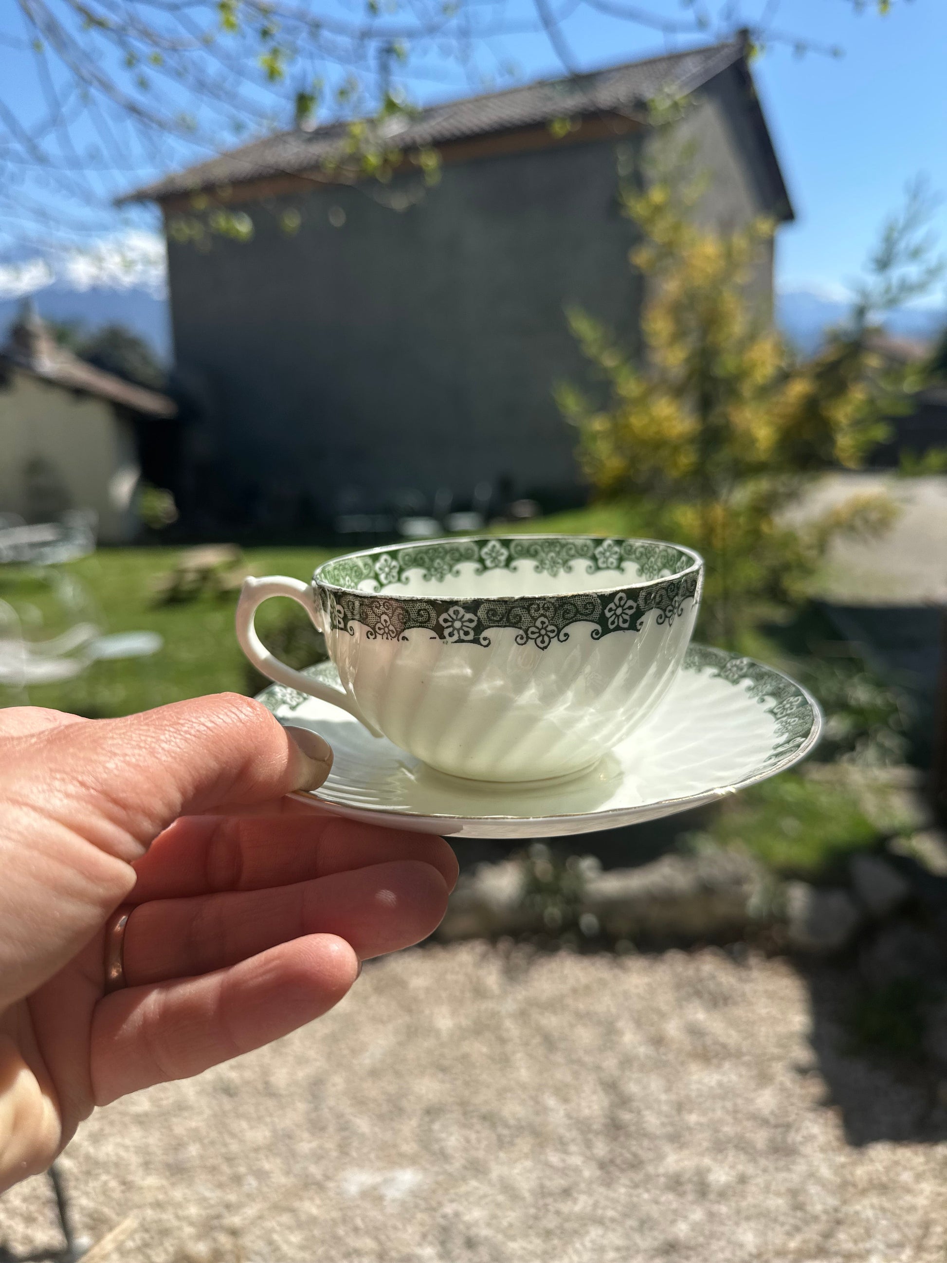 Tasse et soucoupe assortie en porcelaine anglaise De Raymonde à Zoé
