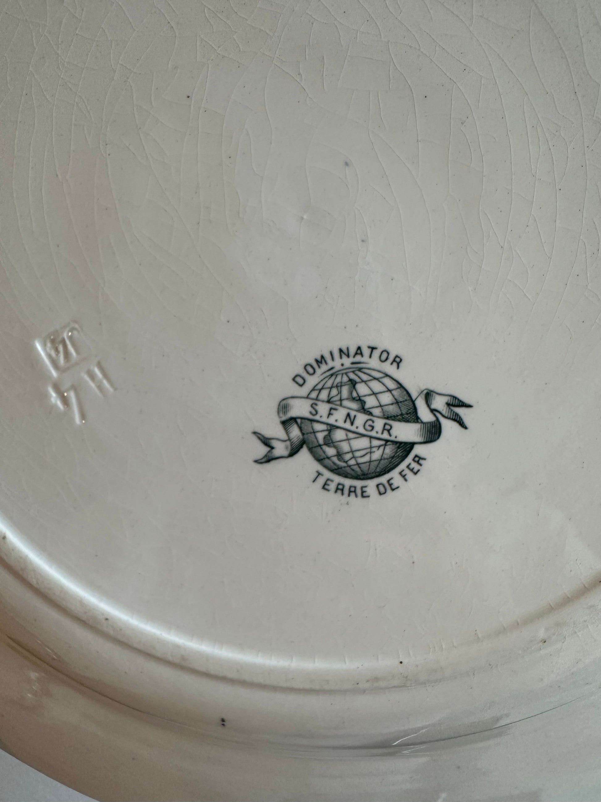 Plat rond de service en terre de fer De Raymonde à Zoé