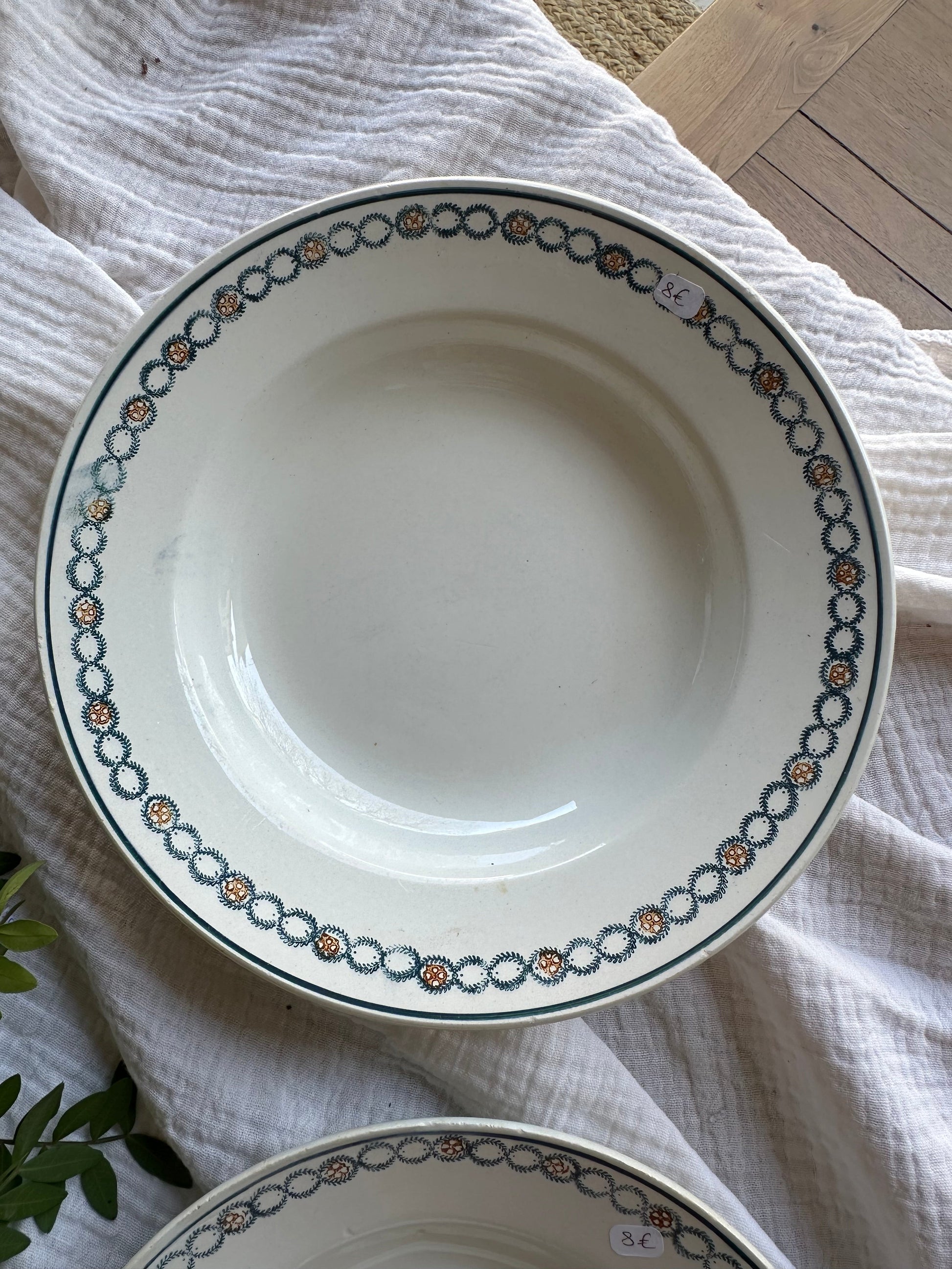 Duo d’Assiettes creuses terre de fer Longwy De Raymonde à Zoé