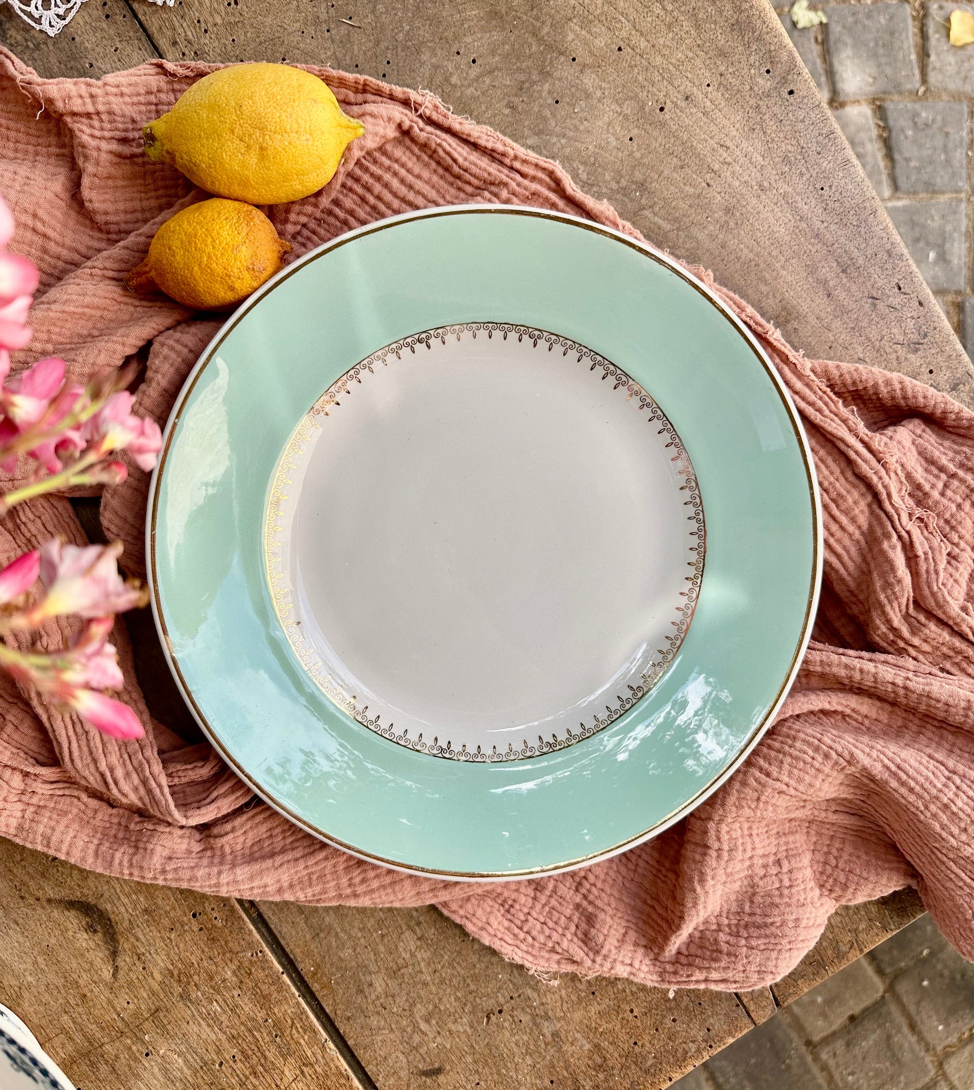 Plat rond en faïence de Luneville De Raymonde à Zoé