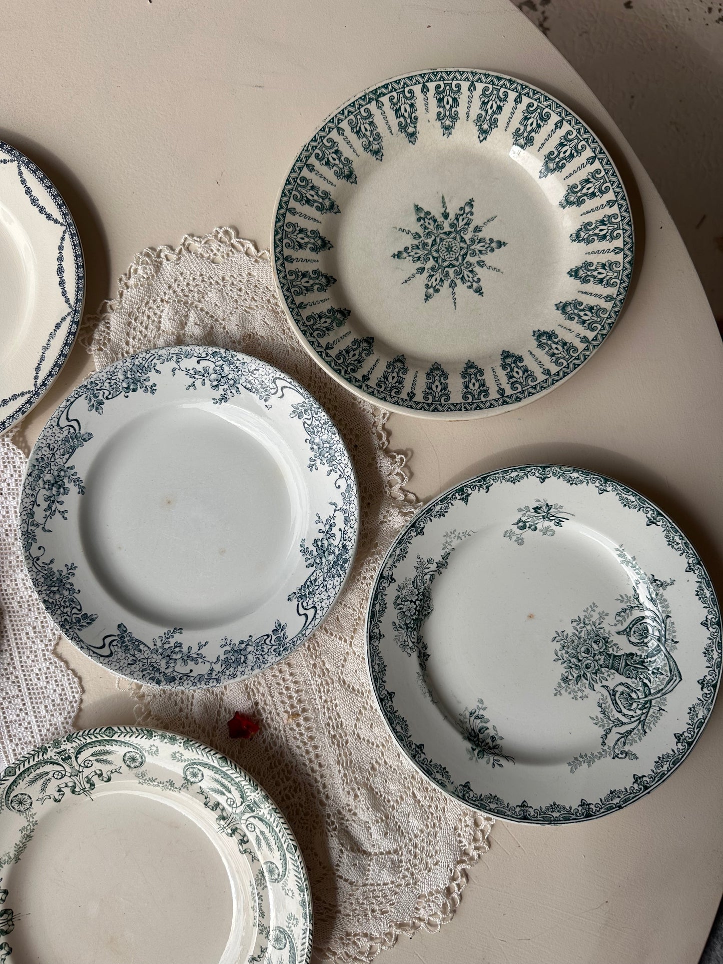 Ensemble de 6 assiettes plate terre de fer De Raymonde à Zoé