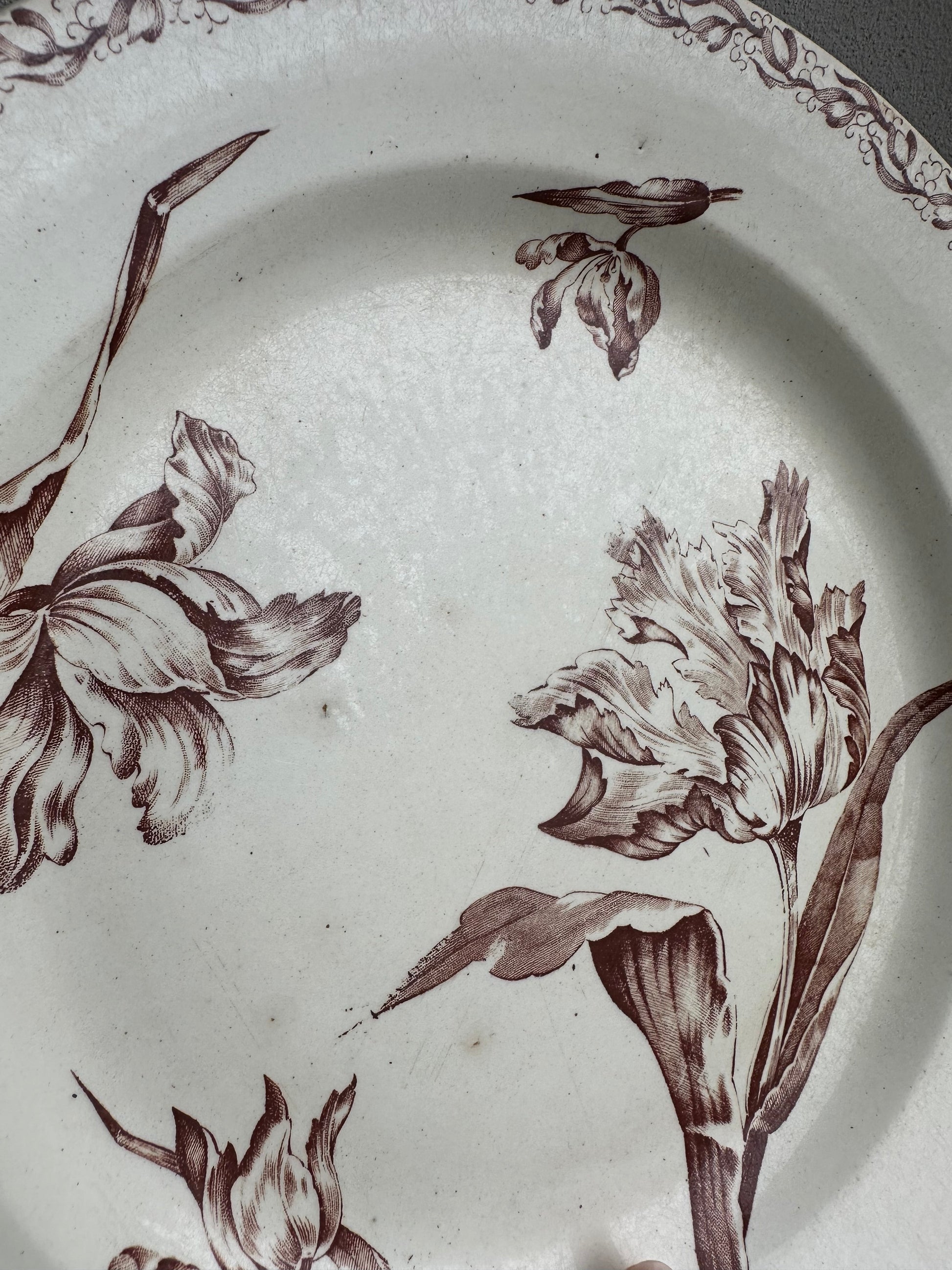 Grand plat rond de service en terre de fer Luneville De Raymonde à Zoé