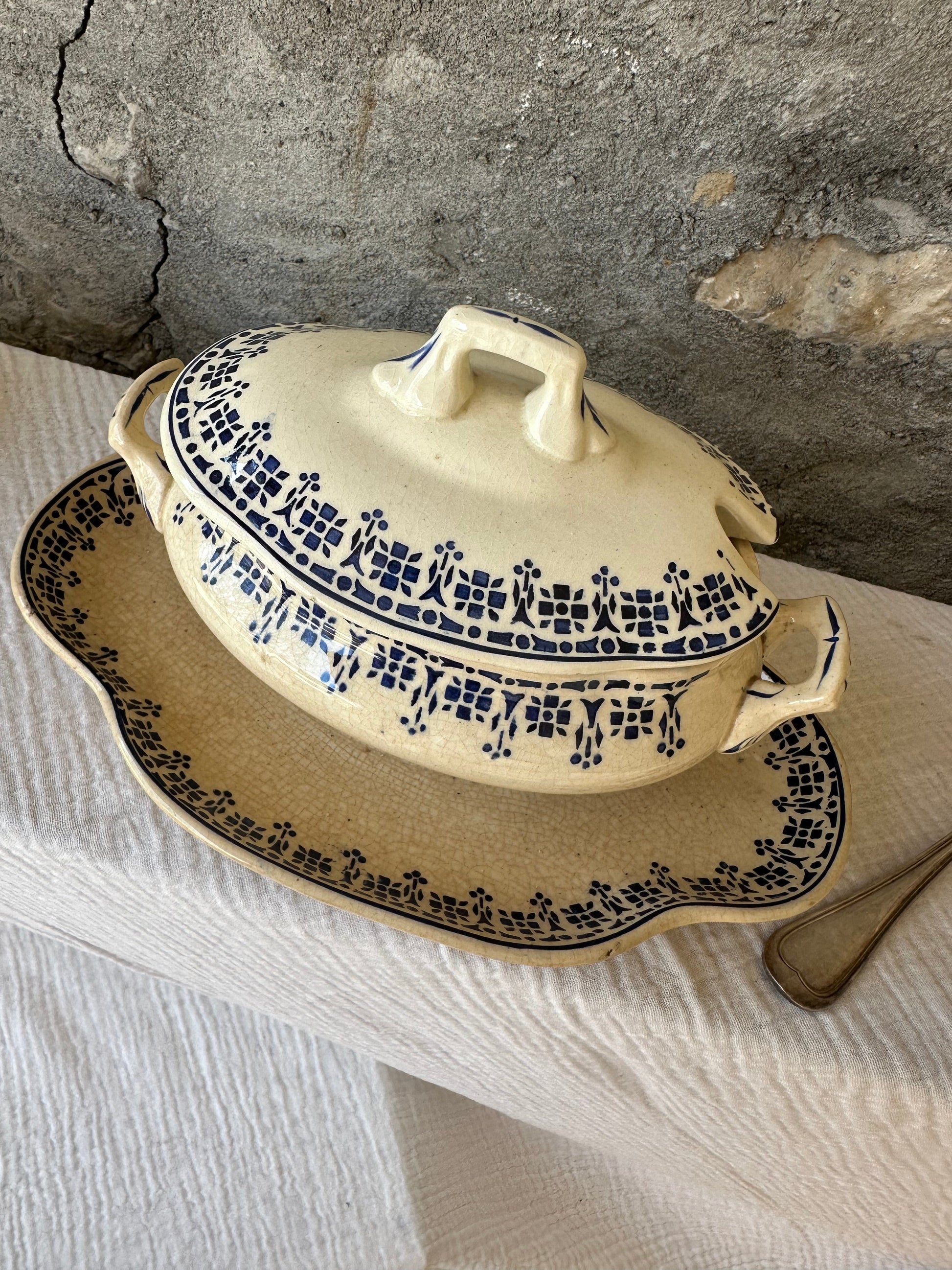 Saucière ancienne sur dormant en terre de fer De Raymonde à Zoé