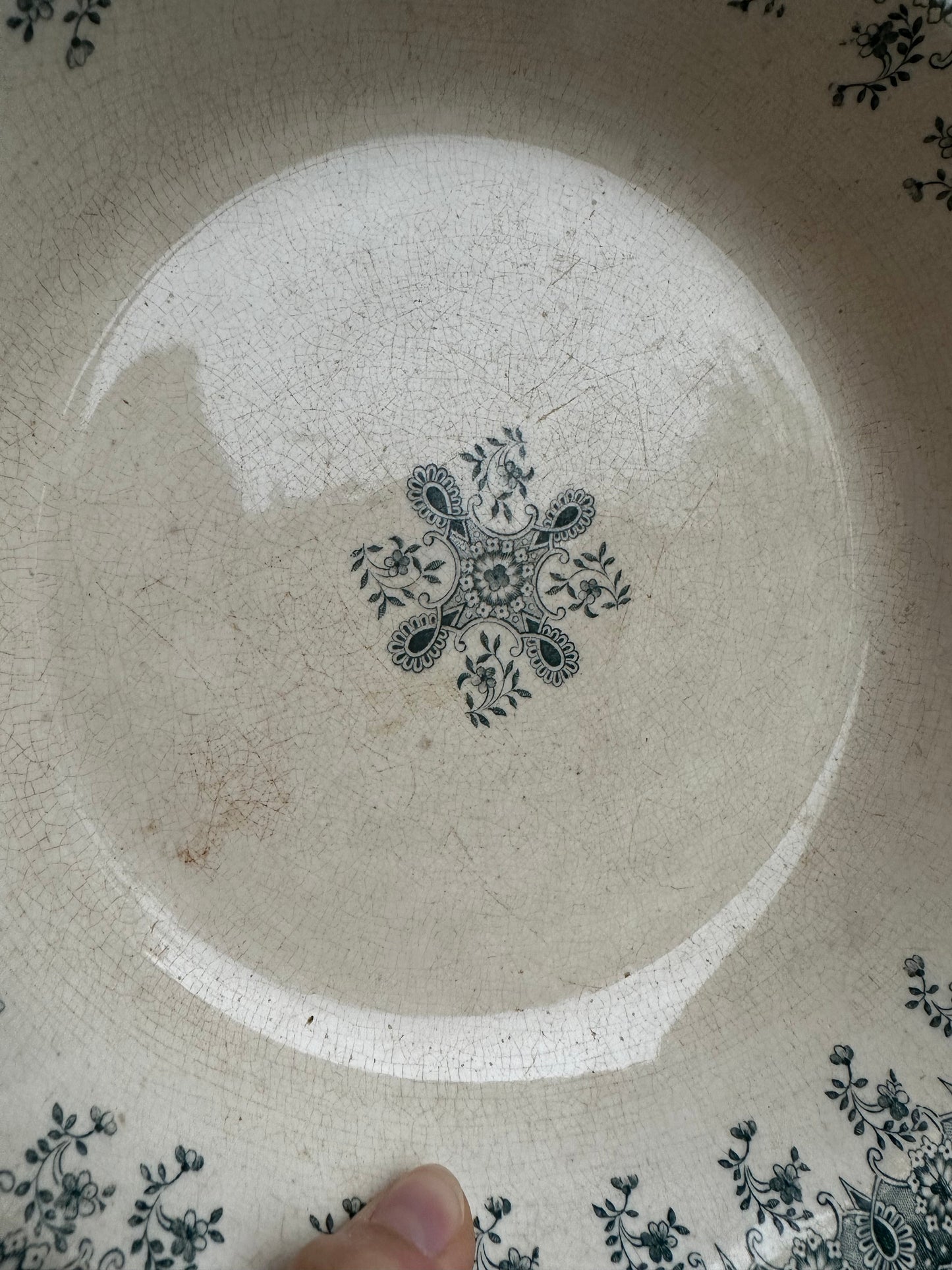 Grand plat rond et creux de service en terre de fer Luneville De Raymonde à Zoé