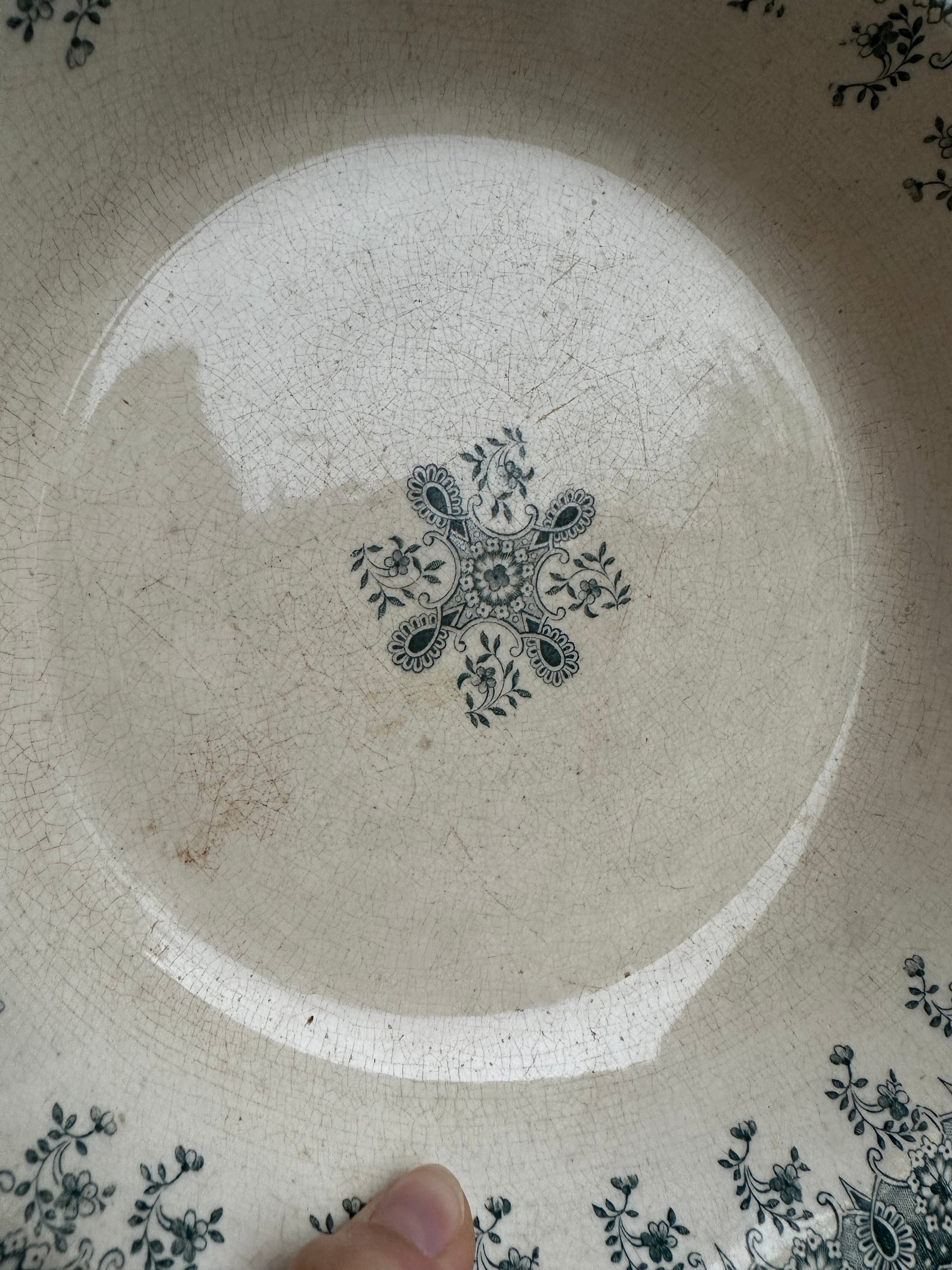 Grand plat rond et creux de service en terre de fer Luneville De Raymonde à Zoé