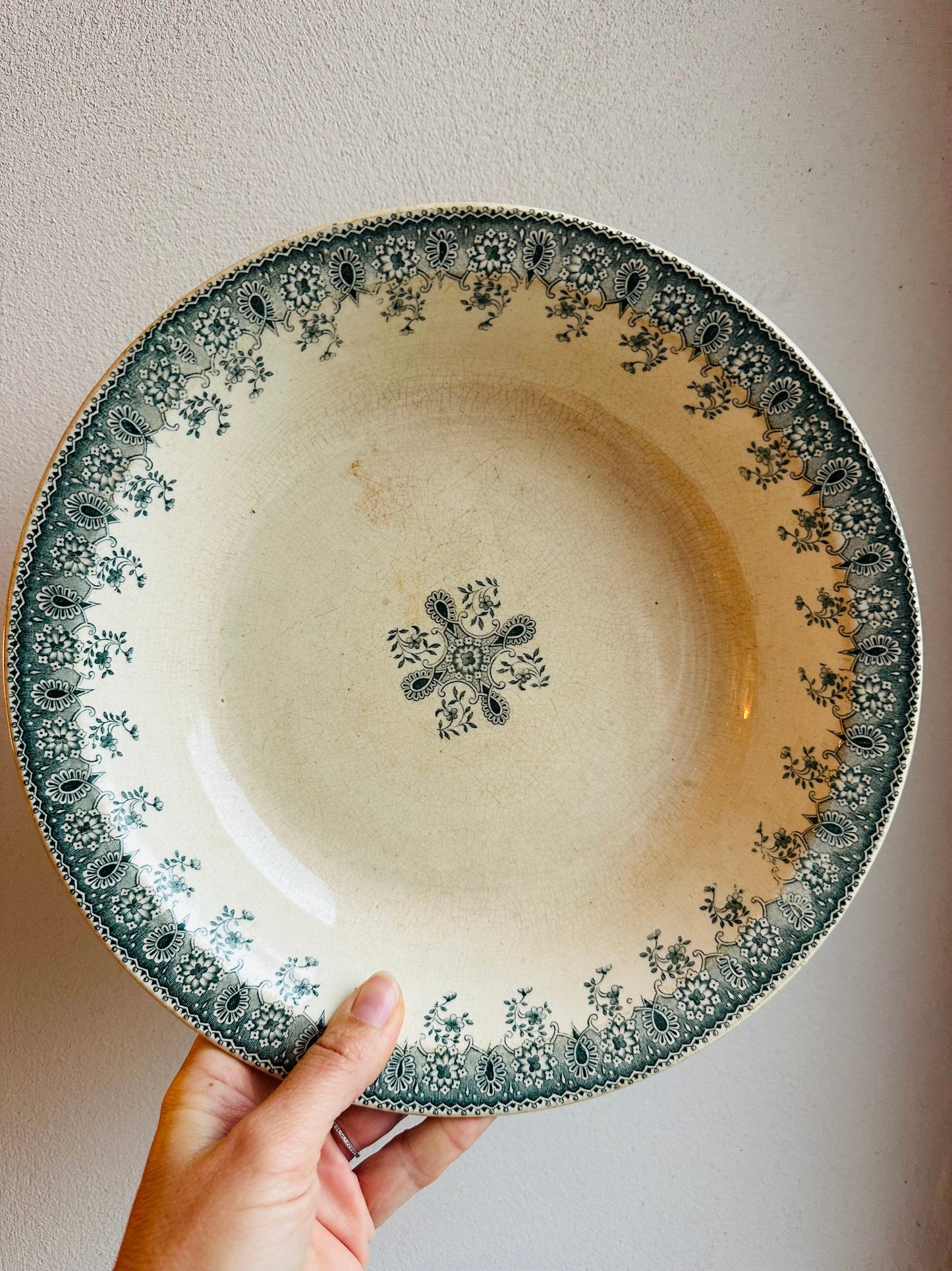 Grand plat rond et creux de service en terre de fer Luneville De Raymonde à Zoé