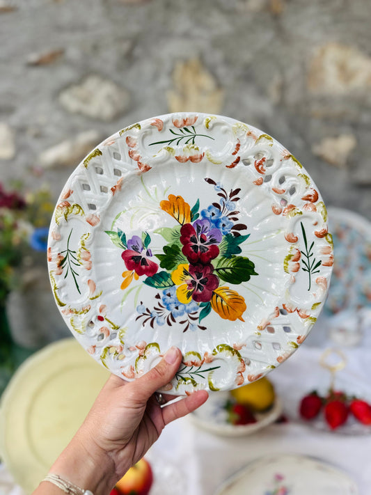 Grande assiette en faïence ajourée De Raymonde à Zoé
