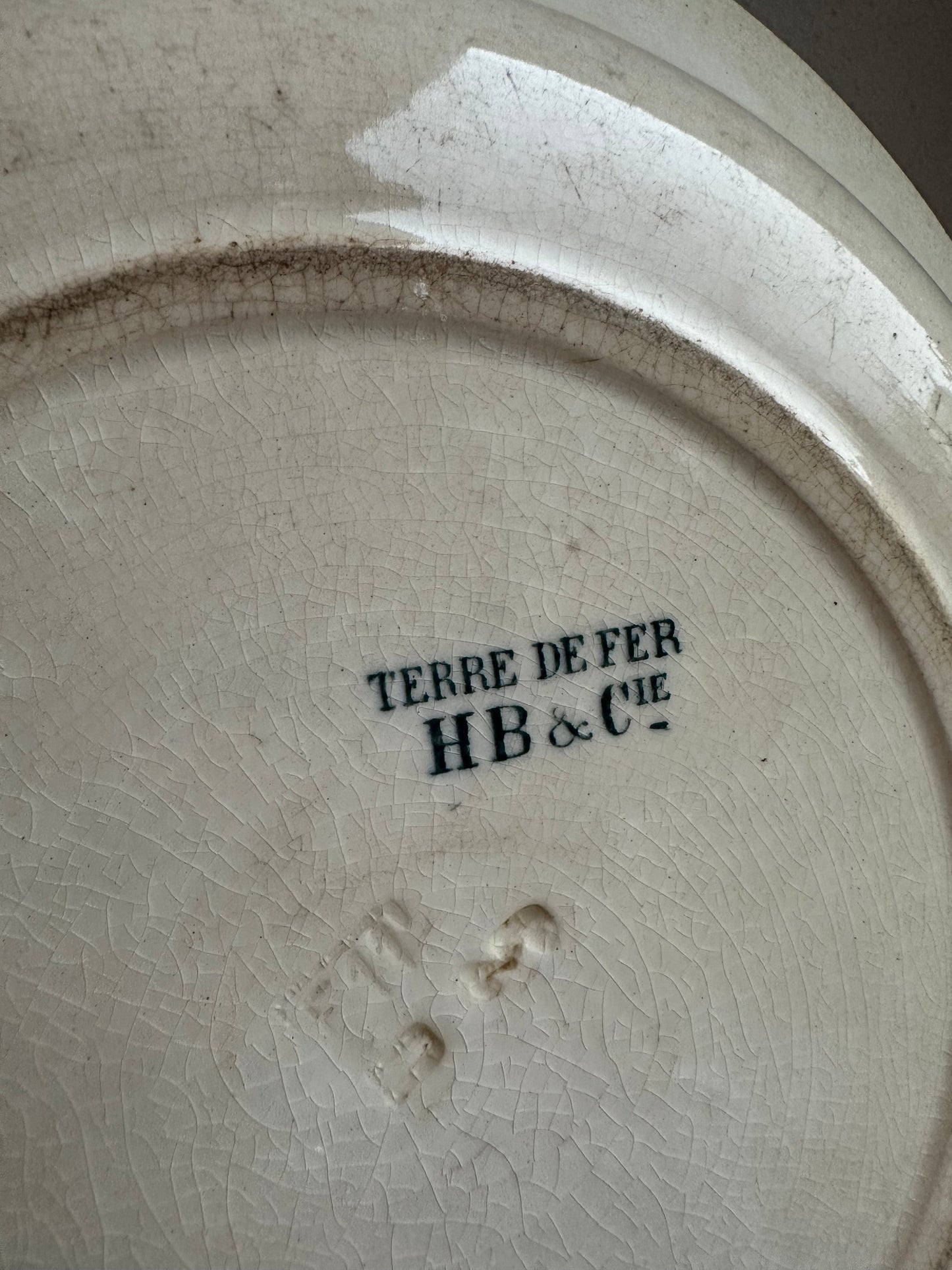 Grand plat rond et creux de service en terre de fer Luneville De Raymonde à Zoé