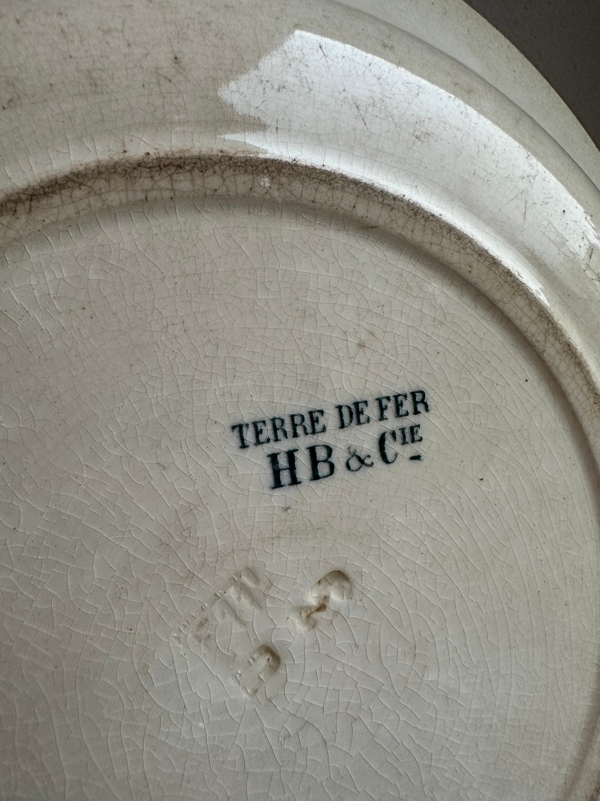 Grand plat rond et creux de service en terre de fer Luneville De Raymonde à Zoé