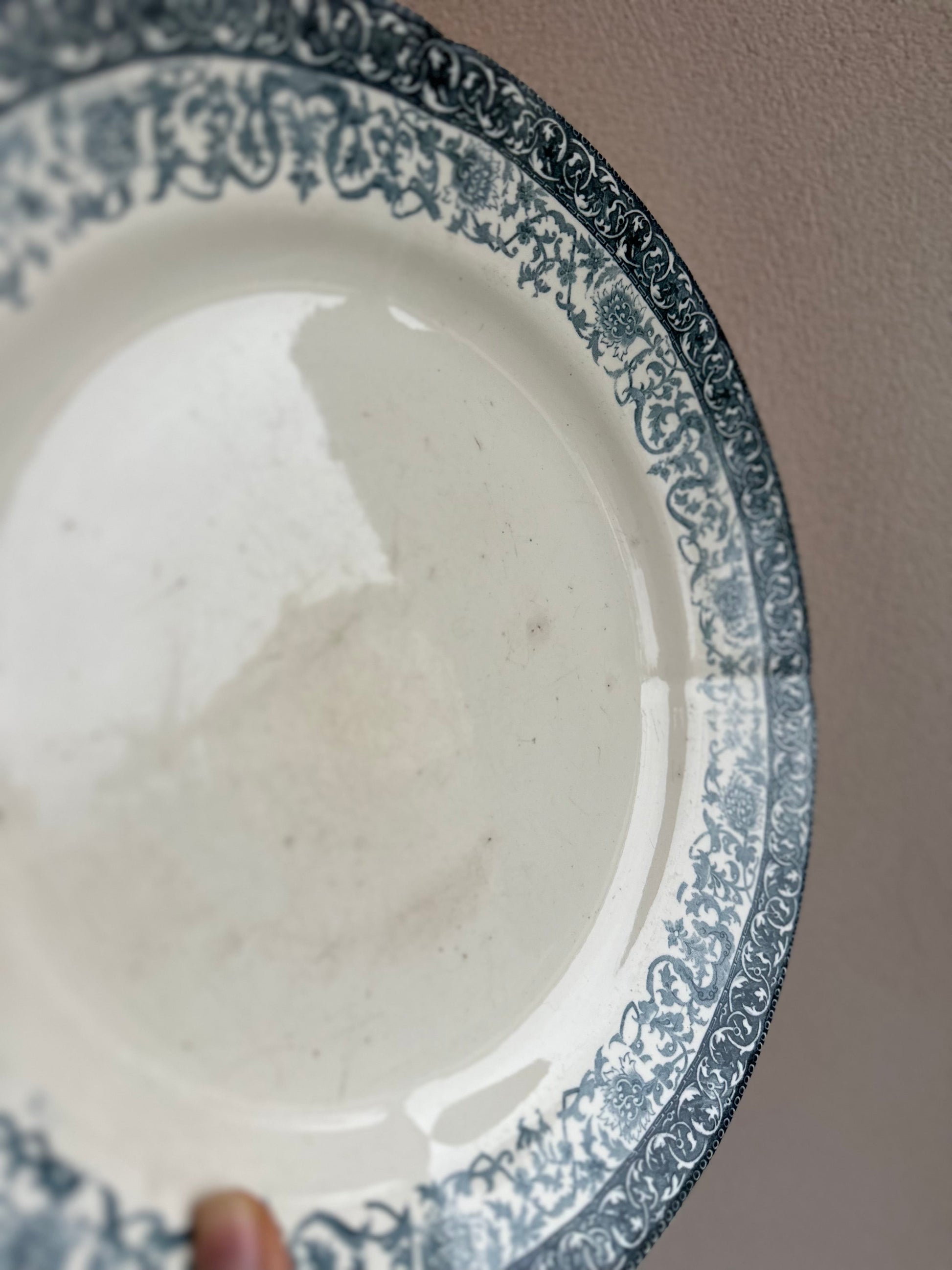 Très grand plat rond de service en terre de fer Luneville De Raymonde à Zoé