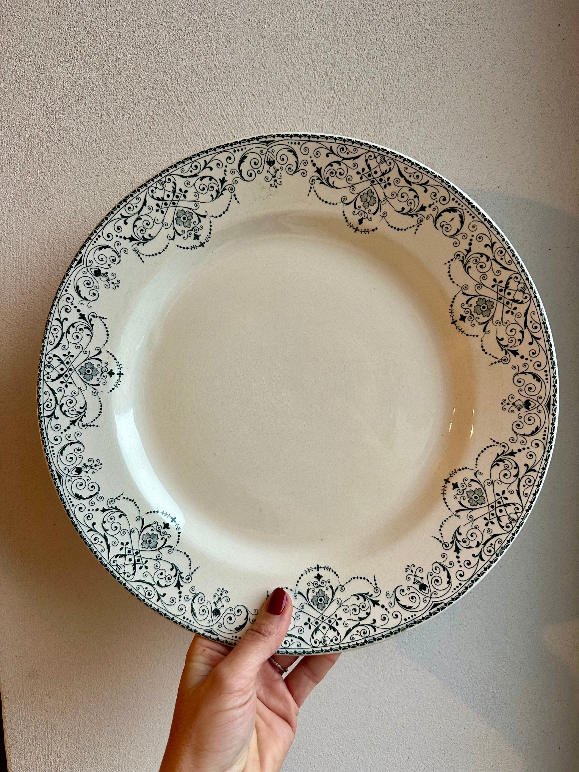 Plat rond de service en terre de fer De Raymonde à Zoé