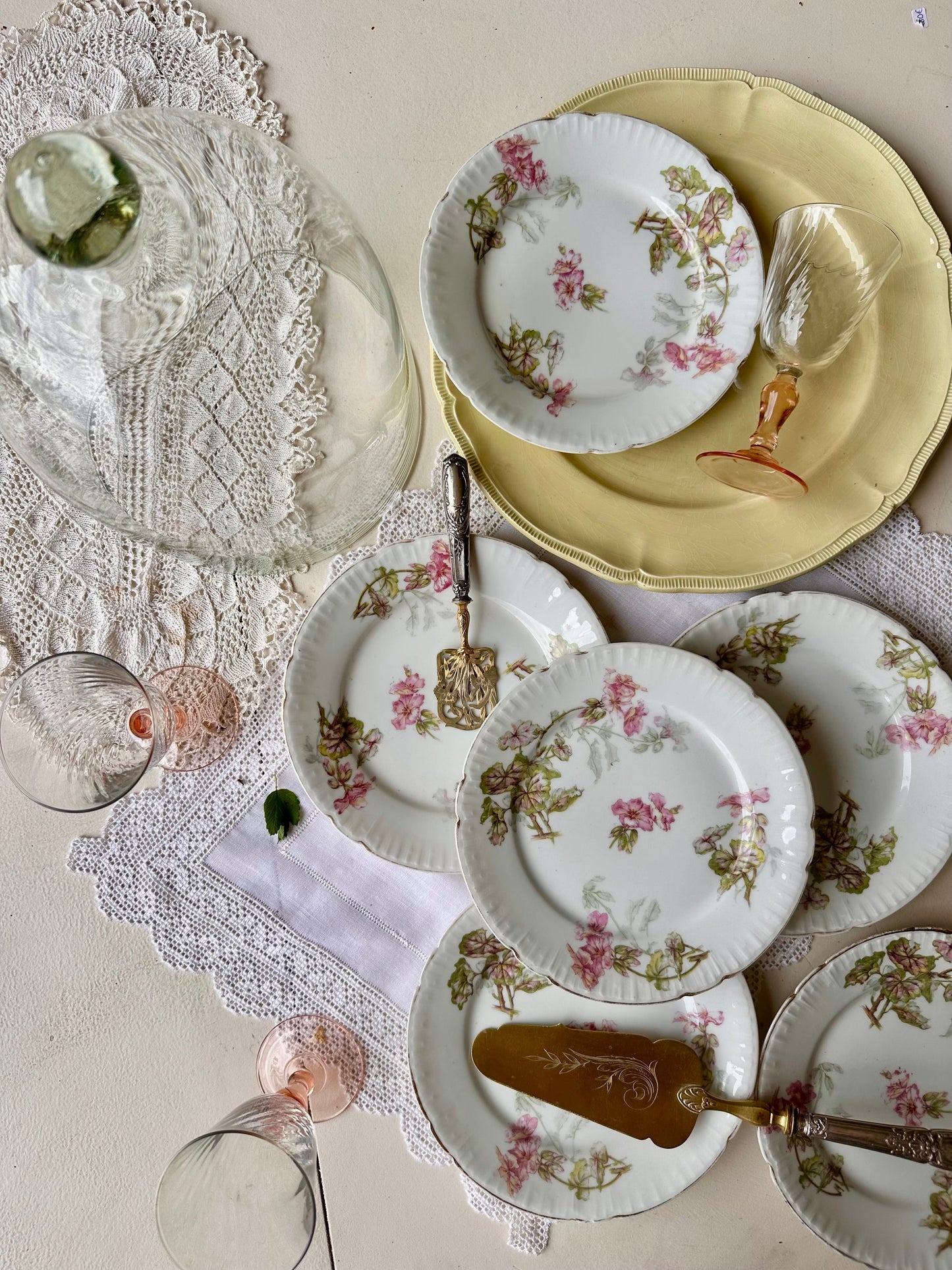 Cloche à fromages ou gâteaux en verre De Raymonde à Zoé