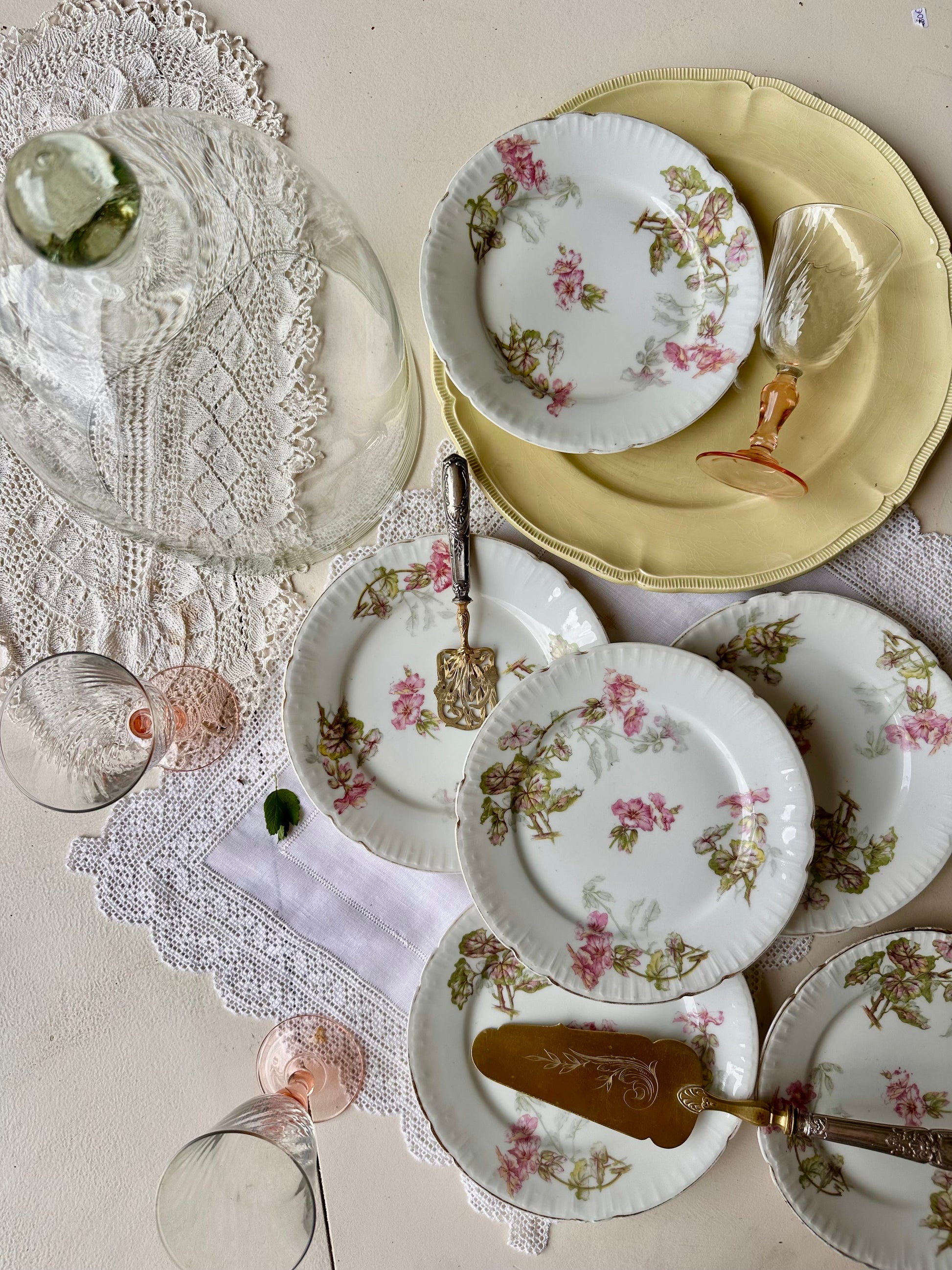 Cloche à fromages ou gâteaux en verre De Raymonde à Zoé