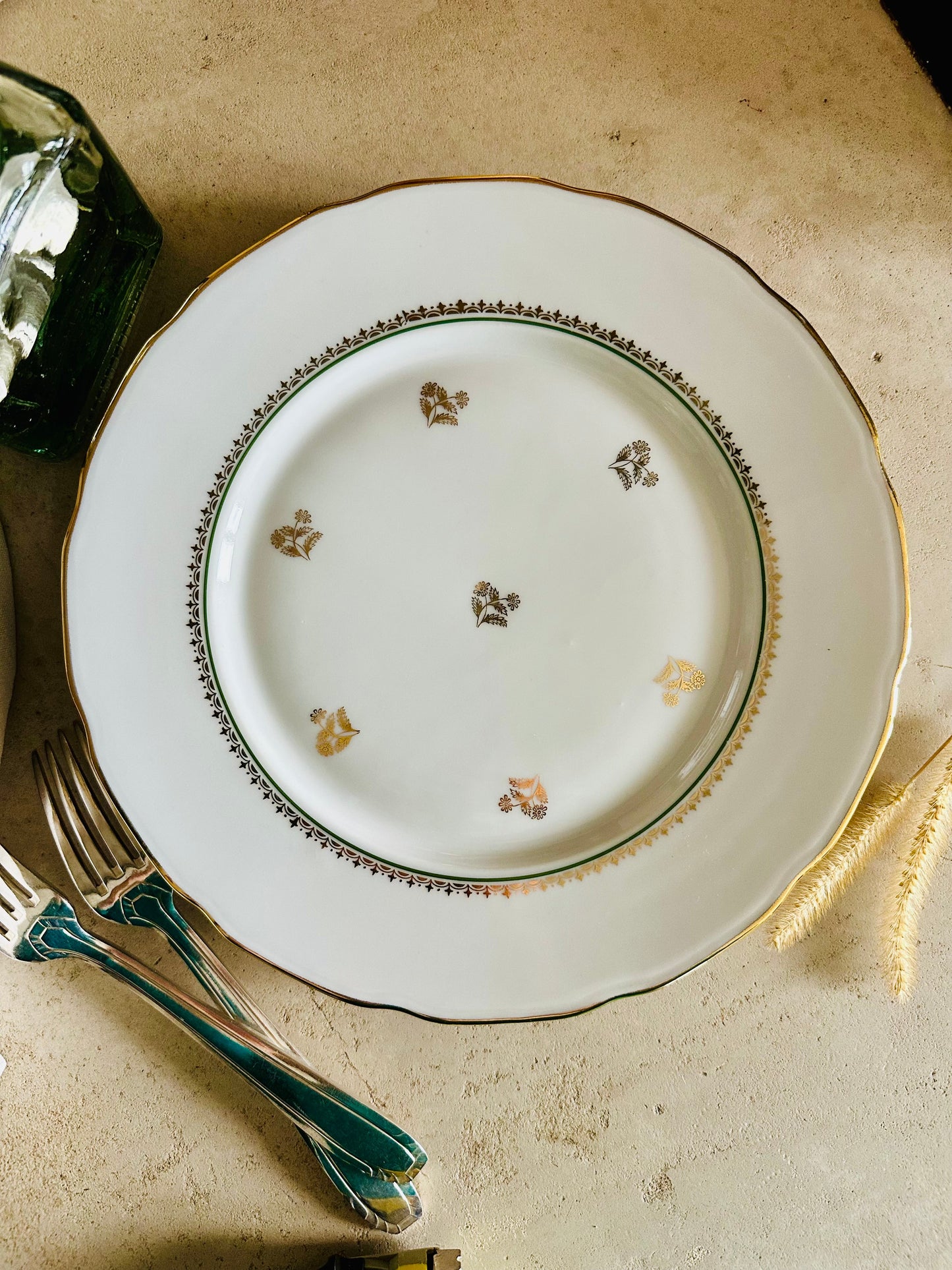 8 assiettes plates en porcelaine De Raymonde à Zoé