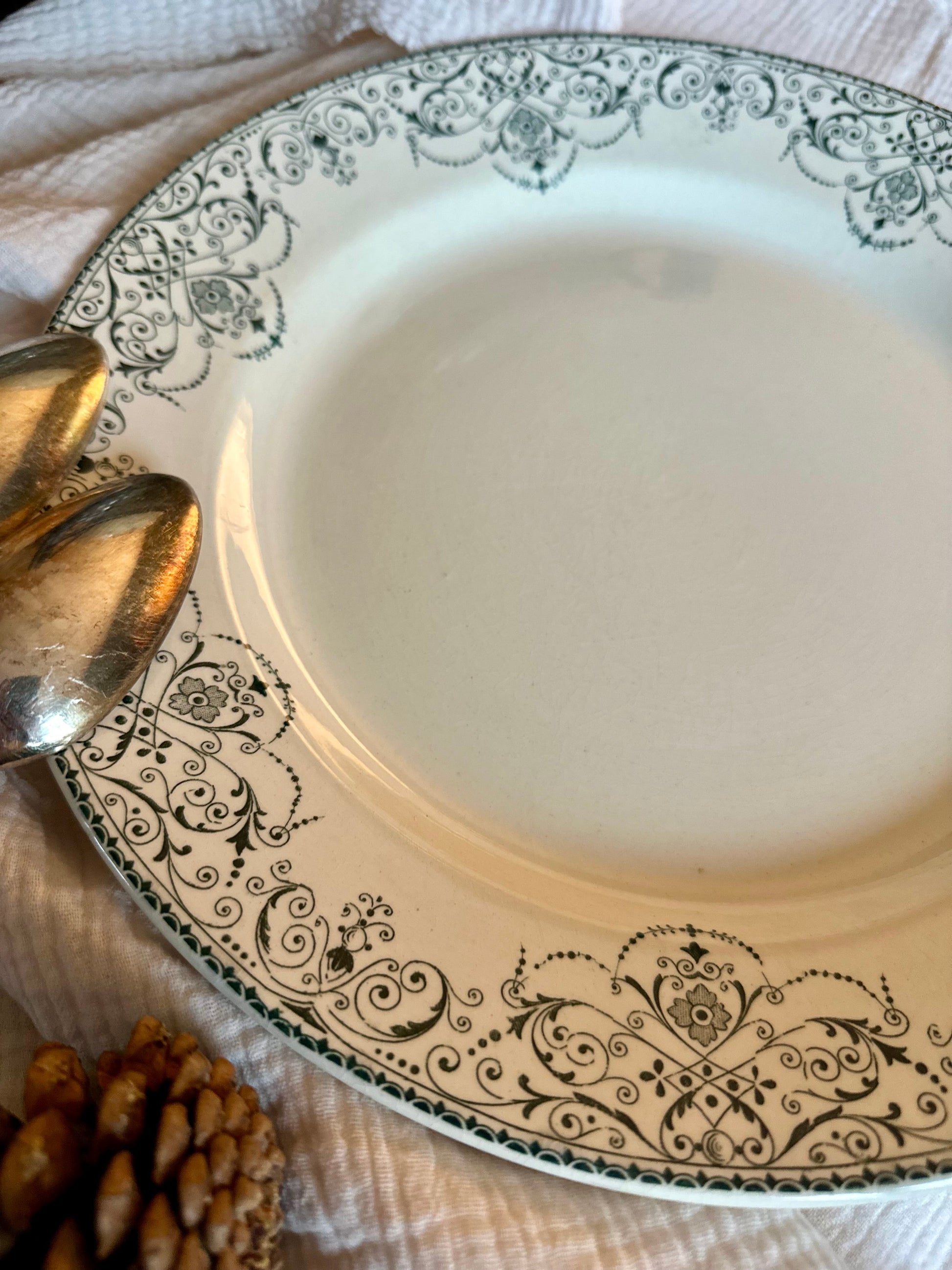 Plat rond de service en terre de fer De Raymonde à Zoé