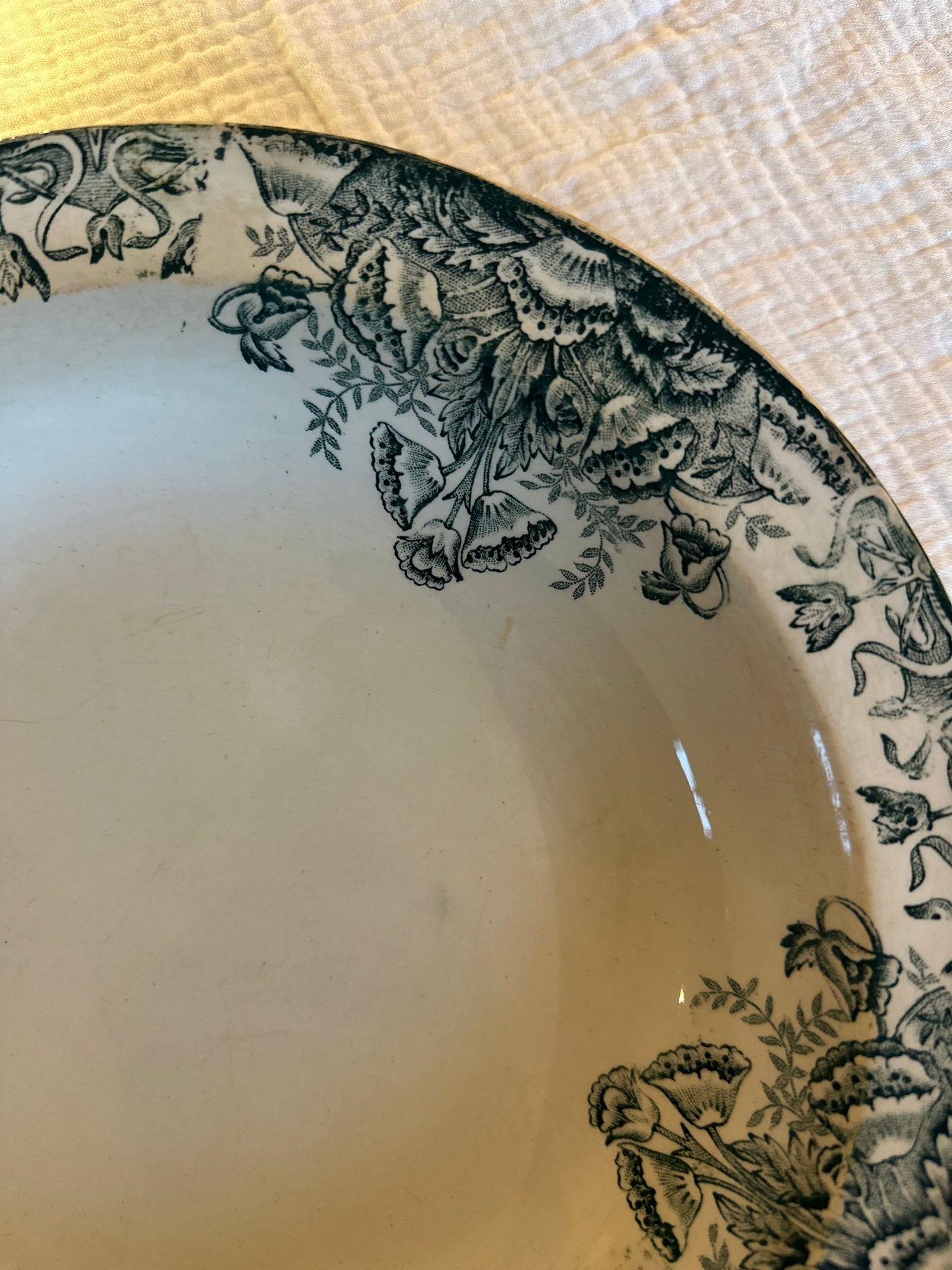 Grand plat rond et creux de service en terre de fer De Raymonde à Zoé