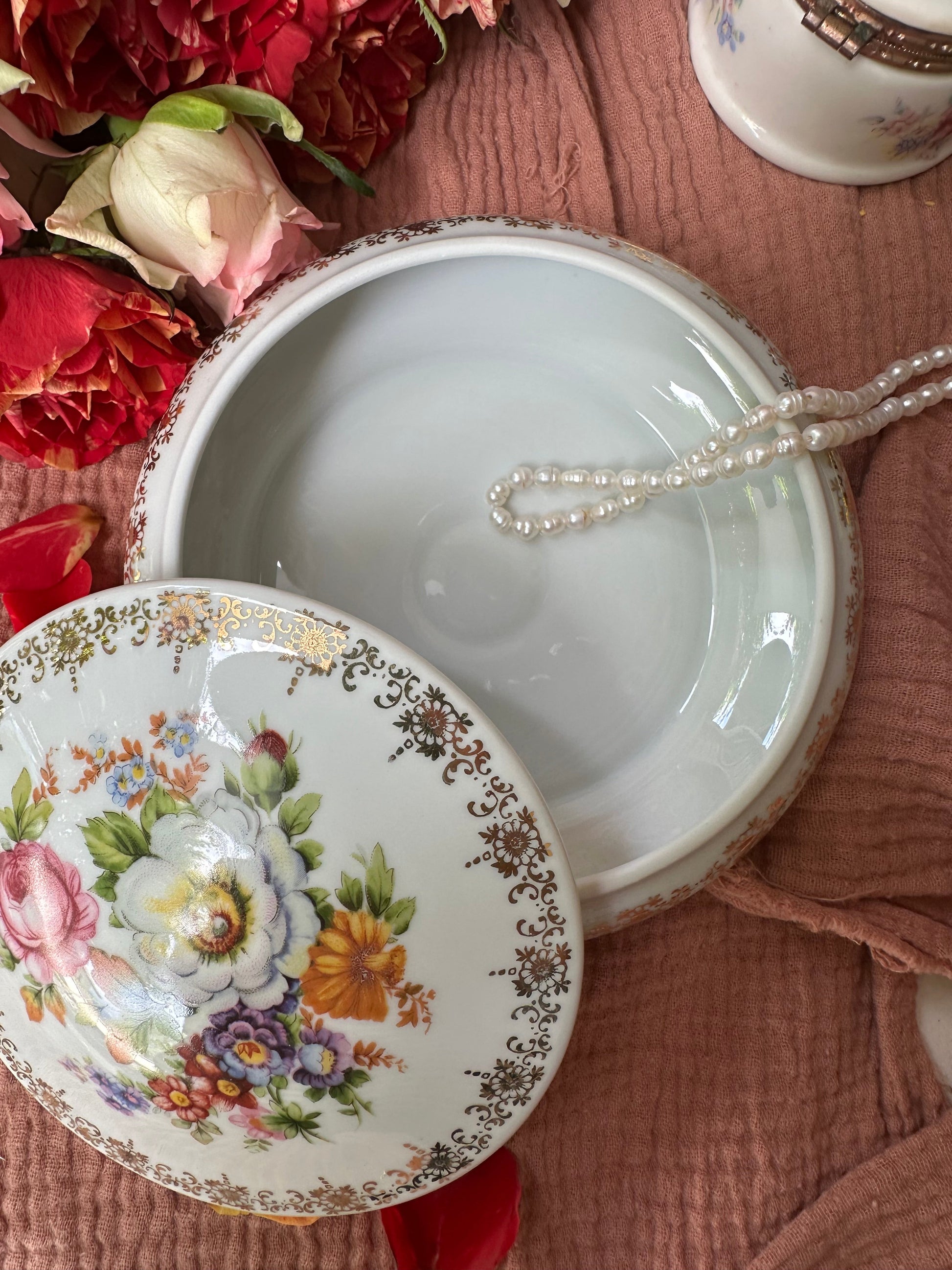 Boite à bijoux en porcelaine fleurie grand modèle De Raymonde à Zoé
