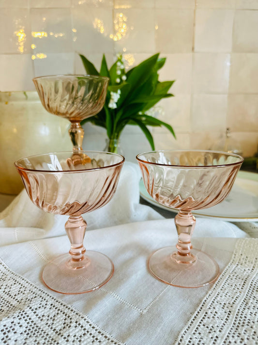 3 coupes à champagne en verre rosé De Raymonde à Zoé